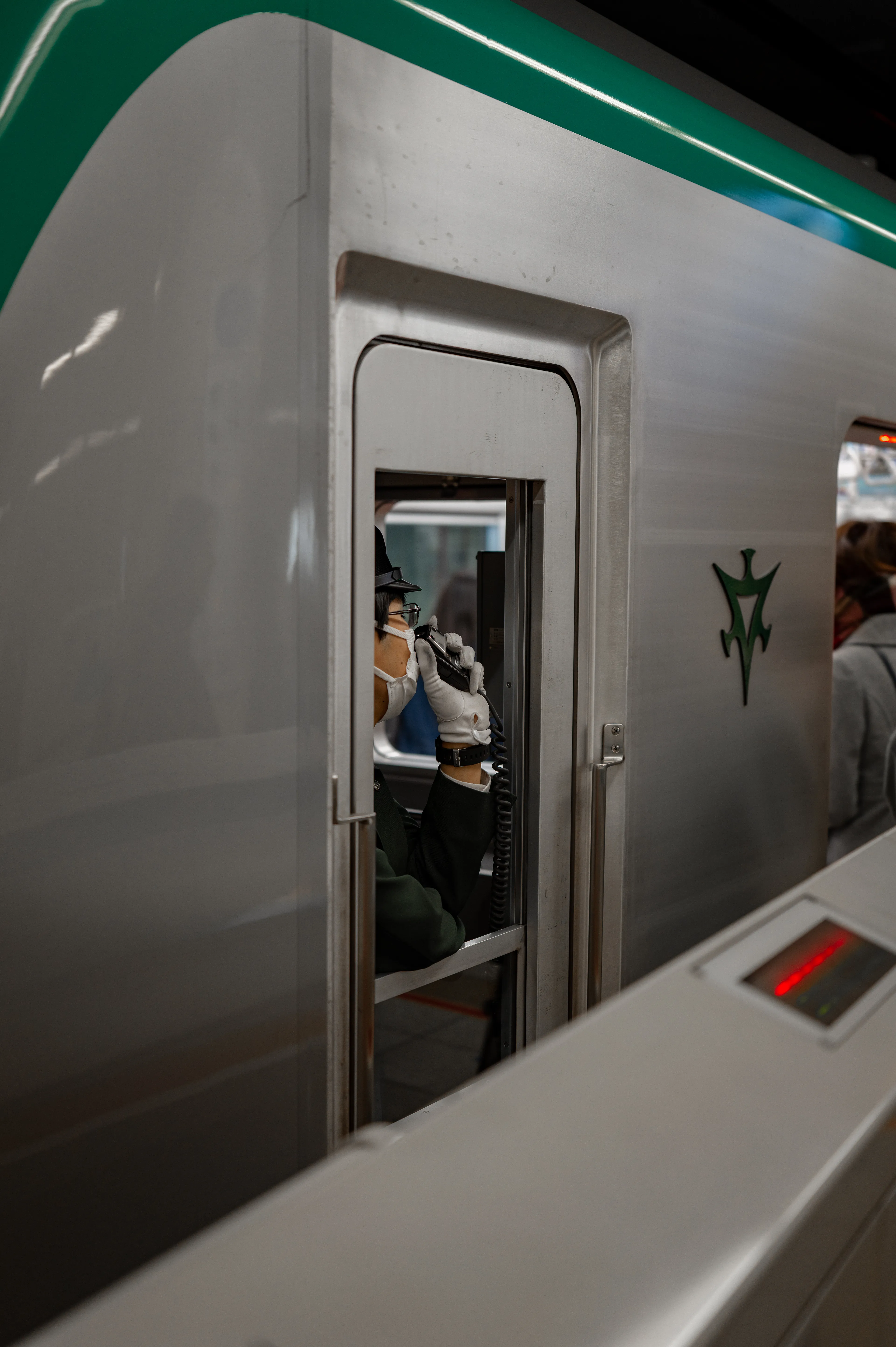 The train is now leaving, stand clear of the doors