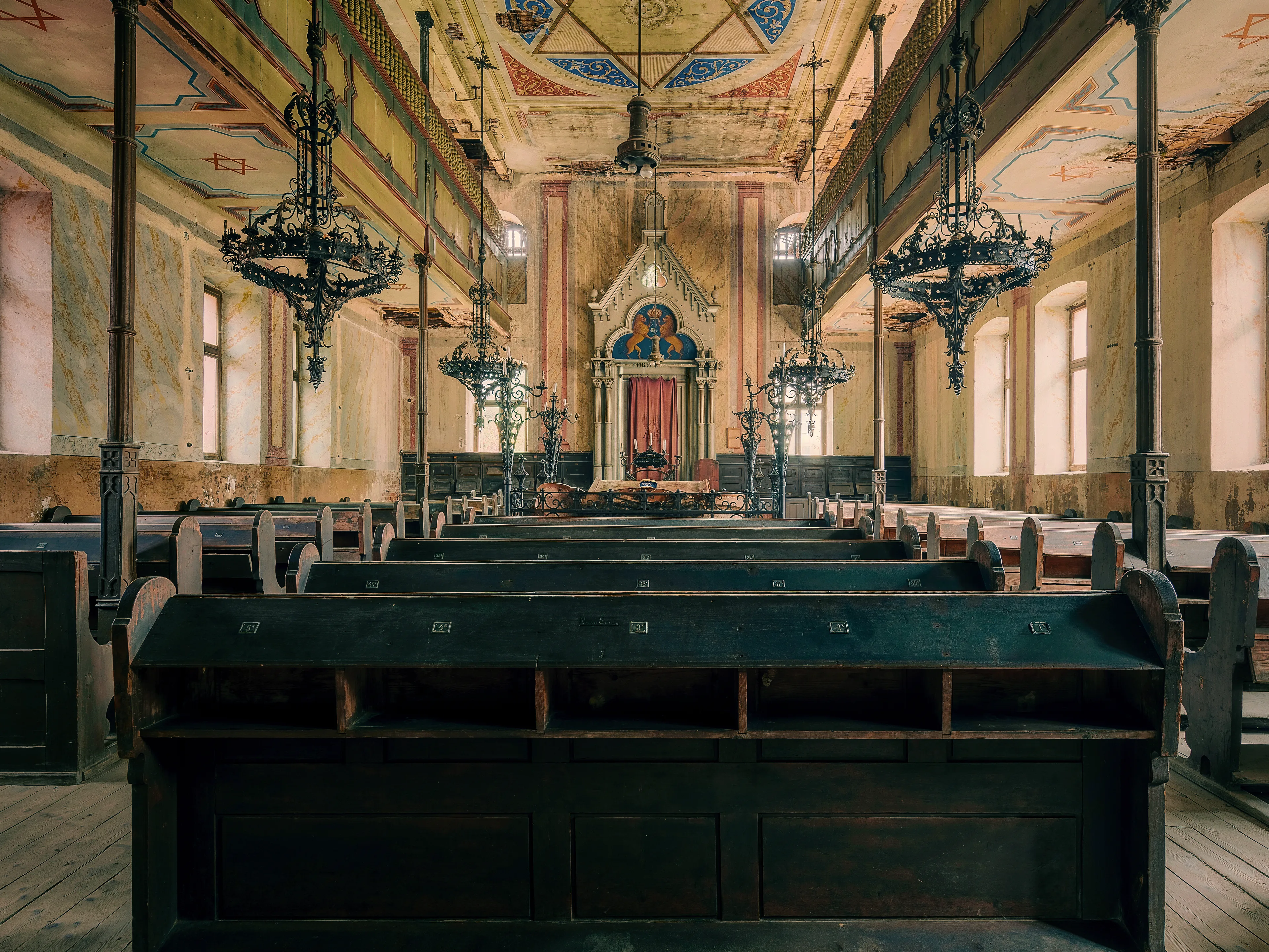 A wonderful place with a sad history.

Once this synagogue was the center of the Jewish community of the small Romanian town. But during the 2nd World War the complete Jewish community was deported. Only a handful of over 1000 managed to escape. 

Since then, this synagogue has had no use, as there are no Jews left in the town today. Only a small association takes care to prevent the complete decay.
