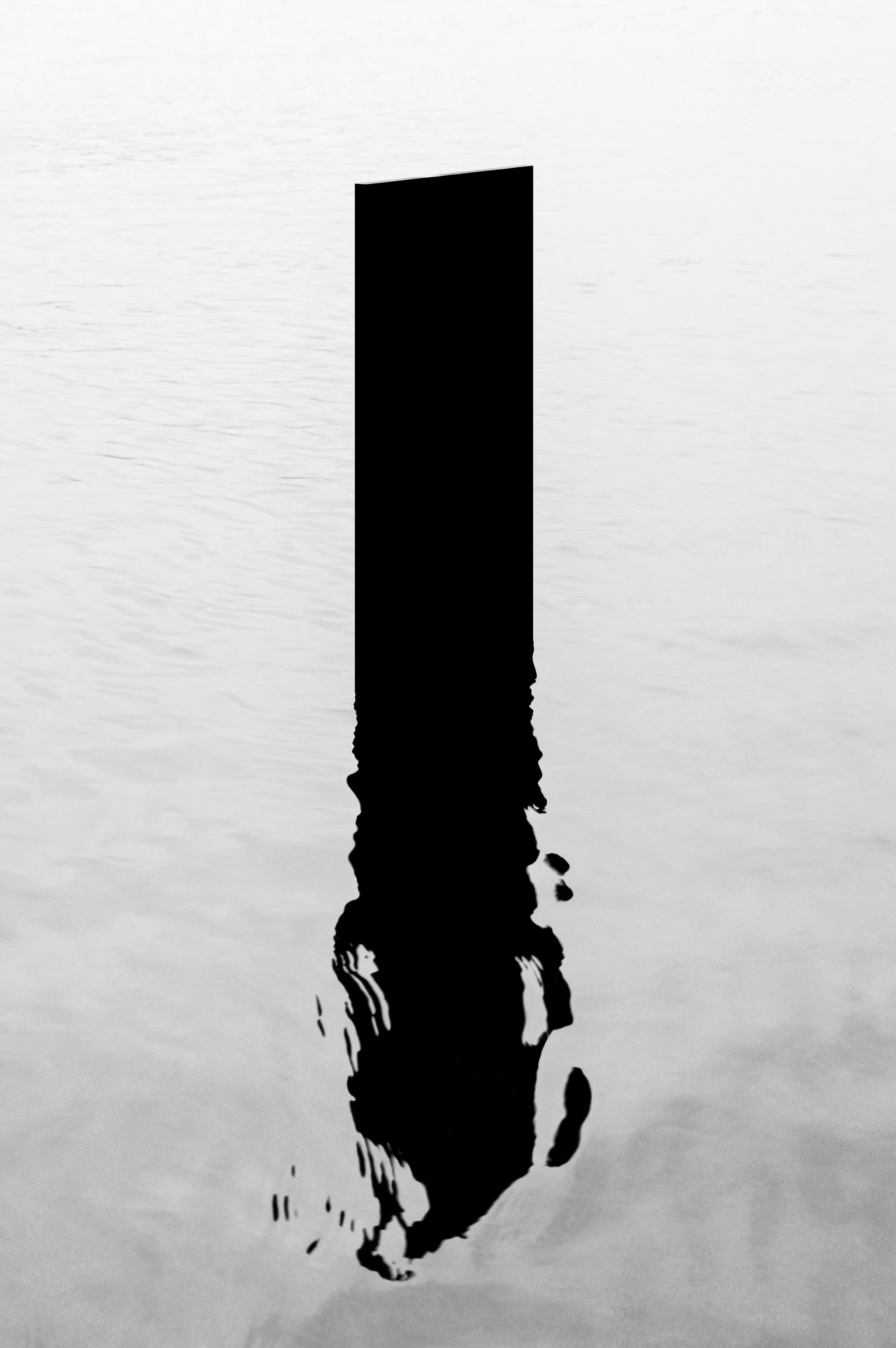 Levitating in the waters of the Chilean coast, as a ritual, the artist places these sculptures in the form of portals, that represent our origin in the heavens, and that operate as entrances to some unknown places outside this world, but which are connected with our same space and time through this anti-gravity geometry.

Portals and teleportation have been a part of the history of man from ancient texts such as the Bible and the Mahabharata, in which beings of light and even humans appear and disappear from this world, and it is precisely in the water where some of these phenomena occur.

A spiritual, astrological, ancestral, emotional and universal search.
