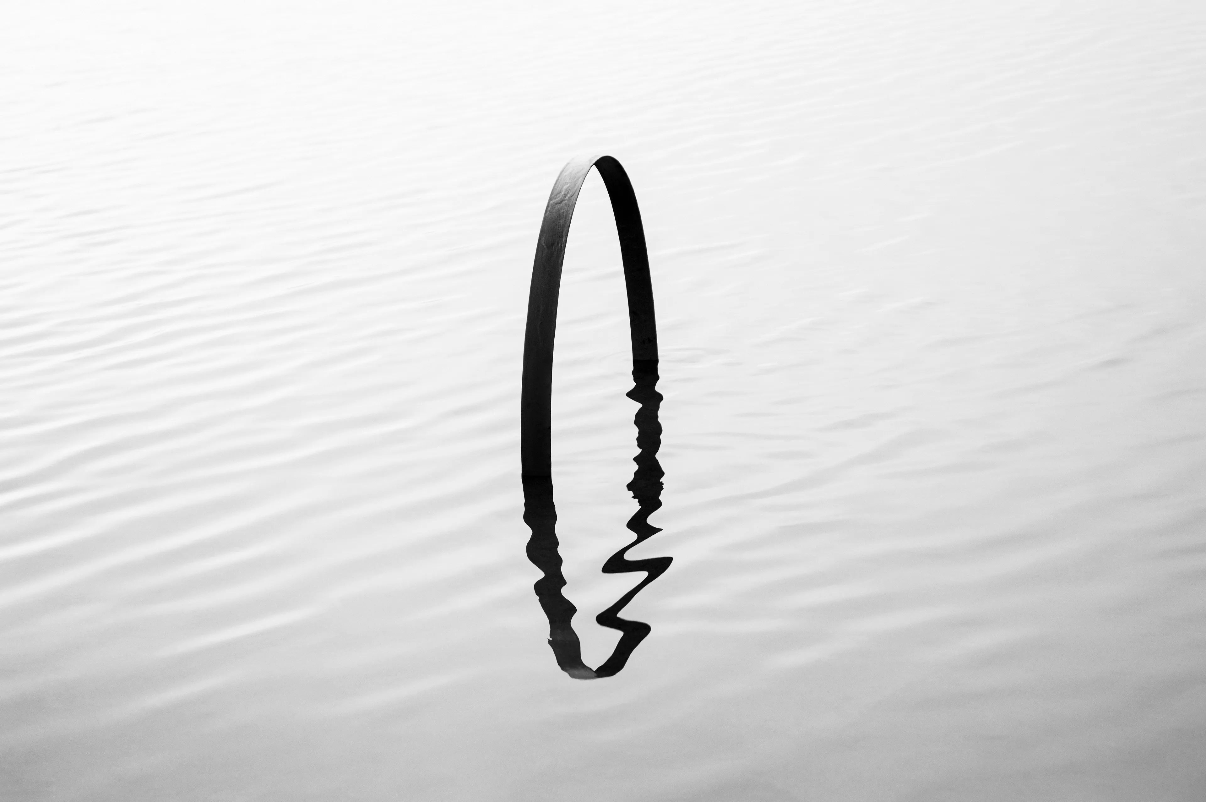Levitating in the waters of the Chilean coast, as a ritual, the artist places these sculptures in the form of portals, that represent our origin in the heavens, and that operate as entrances to some unknown places outside this world, but which are connected with our same space and time through this anti-gravity geometry. 

Portals and teleportation have been a part of the history of man from ancient texts such as the Bible and the Mahabharata, in which beings of light and even humans appear and disappear from this world, and it is precisely in the water where some of these phenomena occur. 

A spiritual, astrological, ancestral, emotional and universal search.
