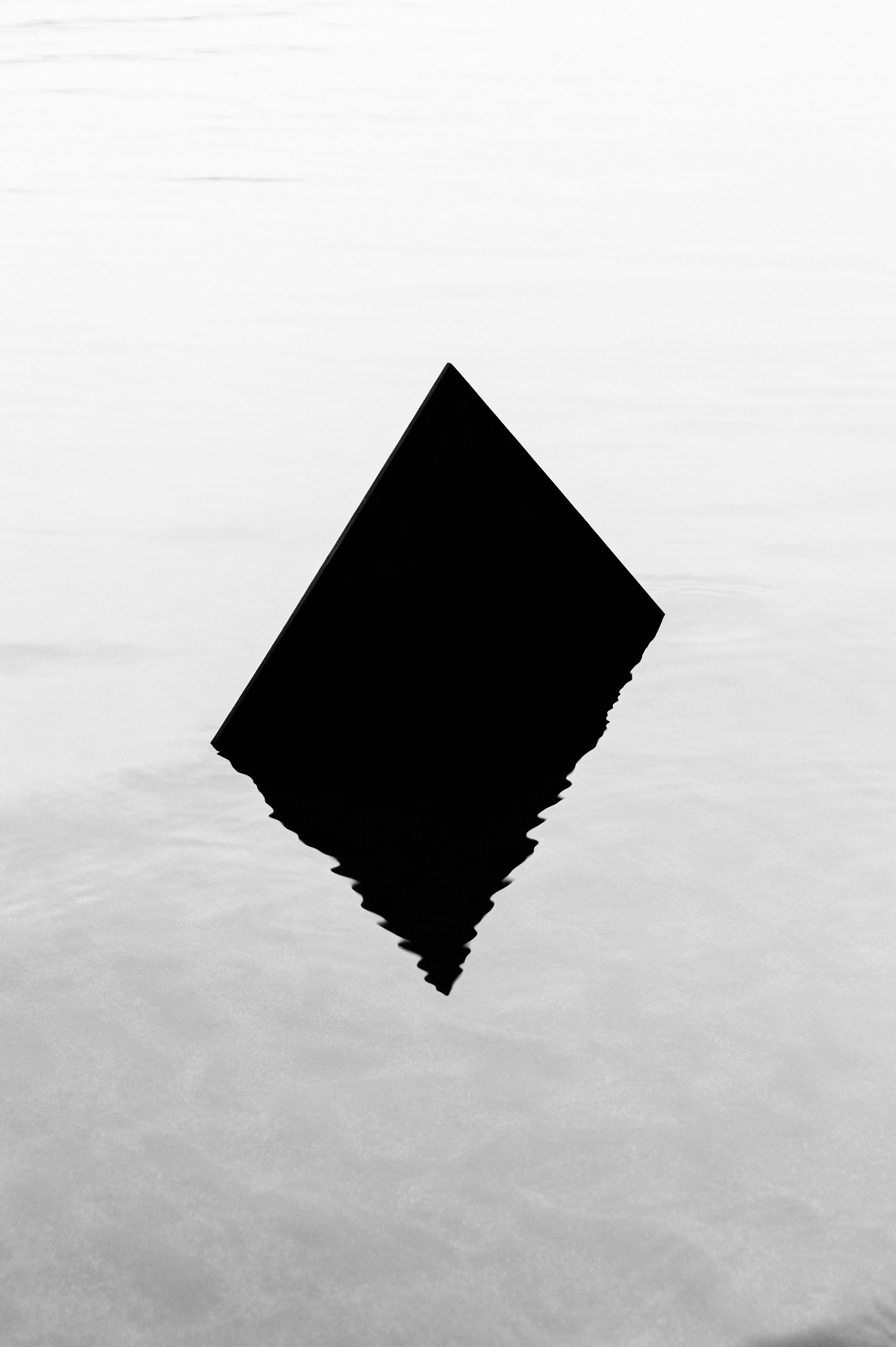 Levitating in the waters of the Chilean coast, as a ritual, the artist places these sculptures in the form of portals, that represent our origin in the heavens, and that operate as entrances to some unknown places outside this world, but which are connected with our same space and time through this anti-gravity geometry. 

Portals and teleportation have been a part of the history of man from ancient texts such as the Bible and the Mahabharata, in which beings of light and even humans appear and disappear from this world, and it is precisely in the water where some of these phenomena occur. 

A spiritual, astrological, ancestral, emotional and universal search.
