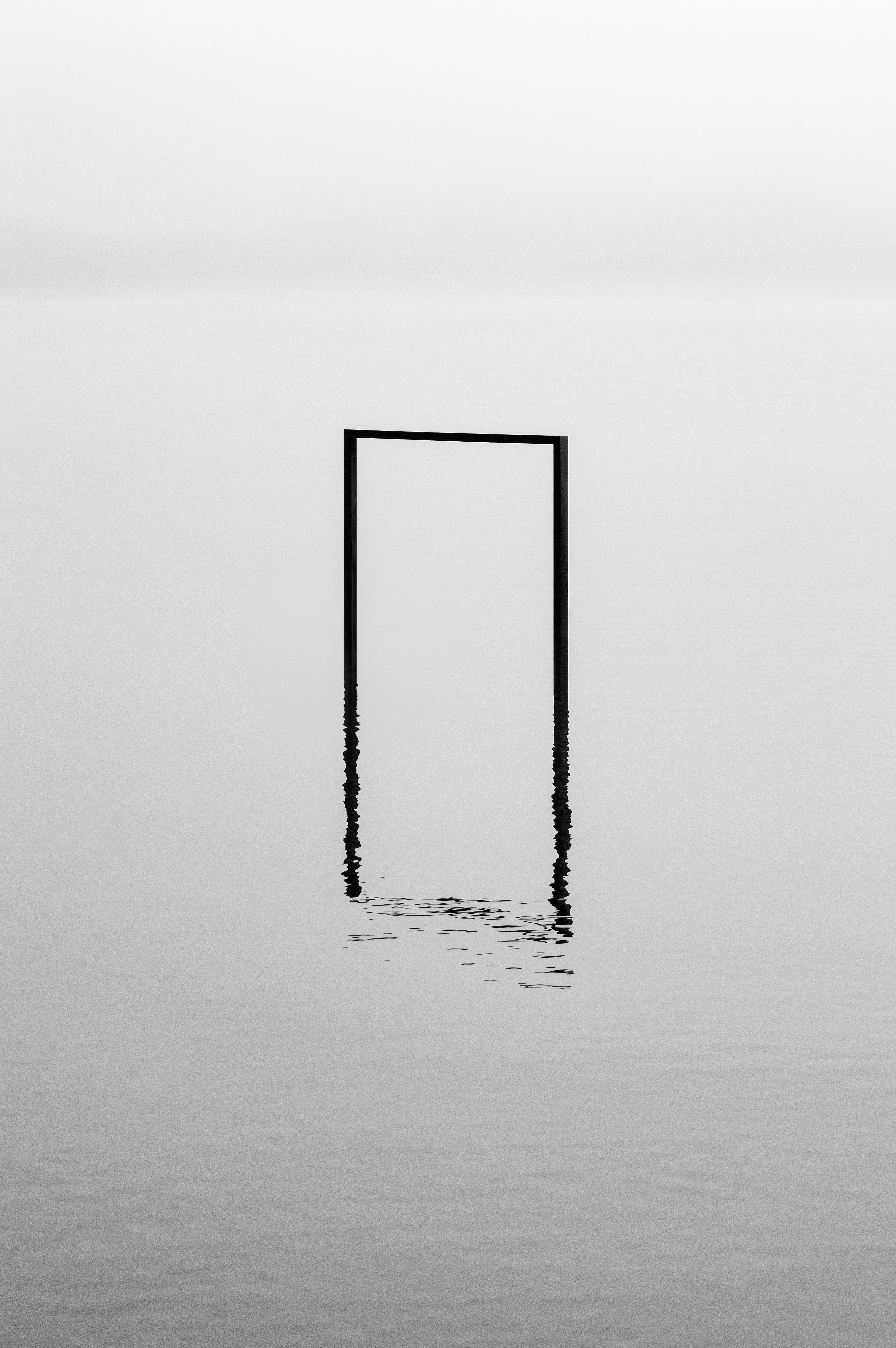 Levitating in the waters of the Chilean coast, as a ritual, the artist places these sculptures in the form of portals, that represent our origin in the heavens, and that operate as entrances to some unknown places outside this world, but which are connected with our same space and time through this anti-gravity geometry.

Portals and teleportation have been a part of the history of man from ancient texts such as the Bible and the Mahabharata, in which beings of light and even humans appear and disappear from this world, and it is precisely in the water where some of these phenomena occur.

A spiritual, astrological, ancestral, emotional and universal search.