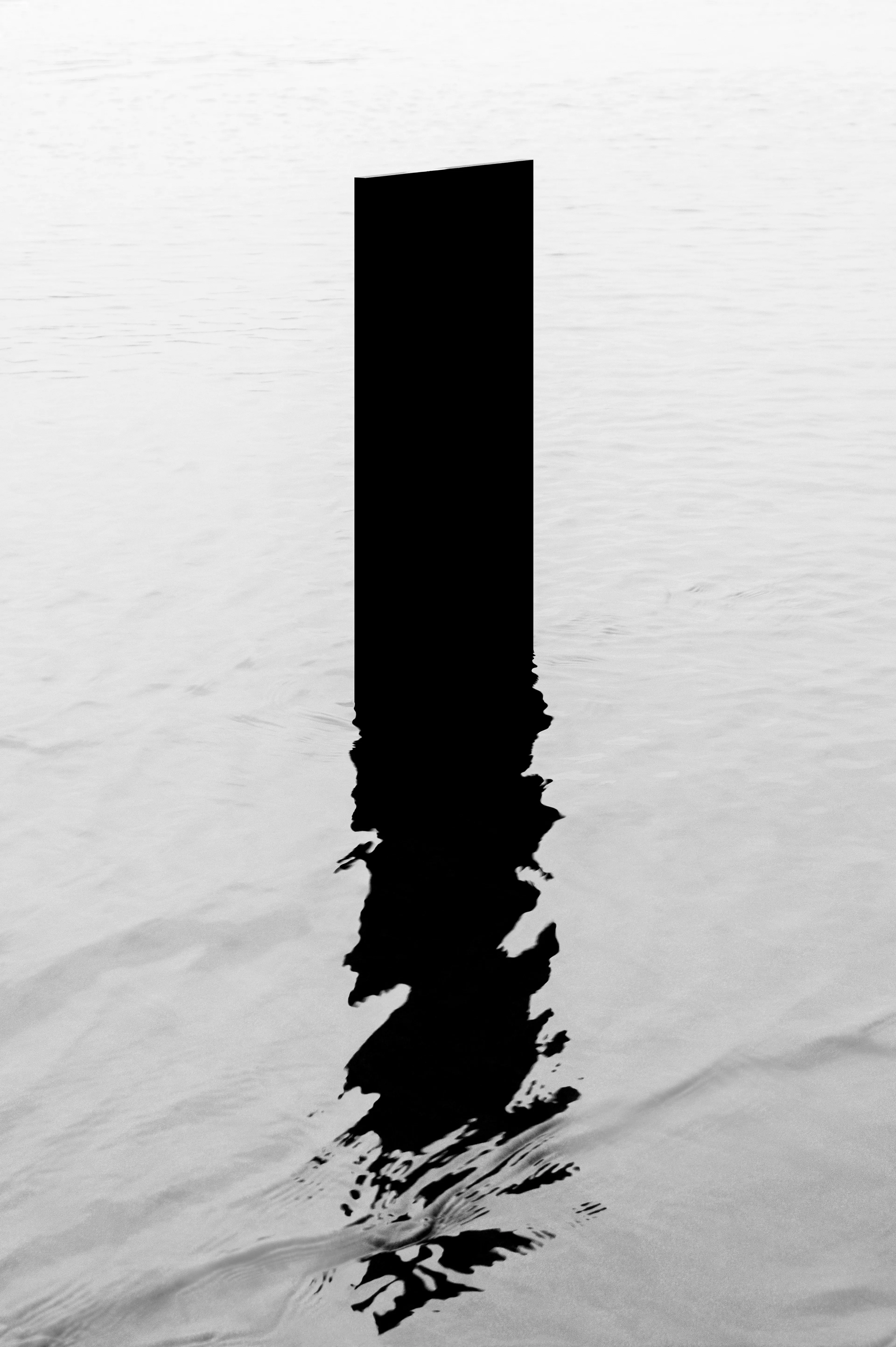 Levitating in the waters of the Chilean coast, as a ritual, the artist places these sculptures in the form of portals, that represent our origin in the heavens, and that operate as entrances to some unknown places outside this world, but which are connected with our same space and time through this anti-gravity geometry.

Portals and teleportation have been a part of the history of man from ancient texts such as the Bible and the Mahabharata, in which beings of light and even humans appear and disappear from this world, and it is precisely in the water where some of these phenomena occur.

A spiritual, astrological, ancestral, emotional and universal search.

Transcendence, abstraction and transformation.