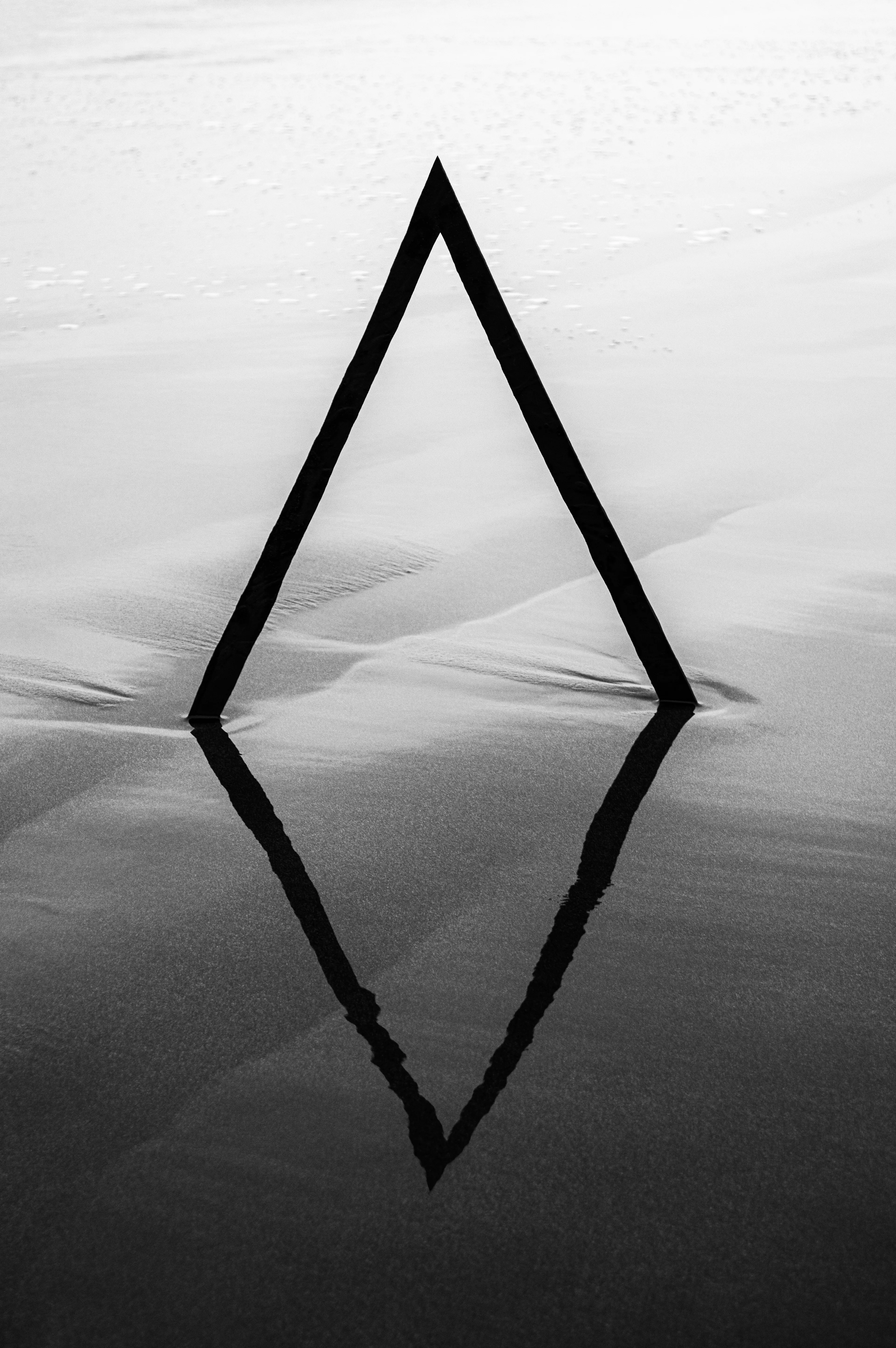 Levitating in the waters of the Chilean coast, as a ritual, the artist places these sculptures in the form of portals, that represent our origin in the heavens, and that operate as entrances to some unknown places outside this world, but which are connected with our same space and time through this anti-gravity geometry.

Portals and teleportation have been a part of the history of man from ancient texts such as the Bible and the Mahabharata, in which beings of light and even humans appear and disappear from this world, and it is precisely in the water where some of these phenomena occur.

A spiritual, astrological, ancestral, emotional and universal search.