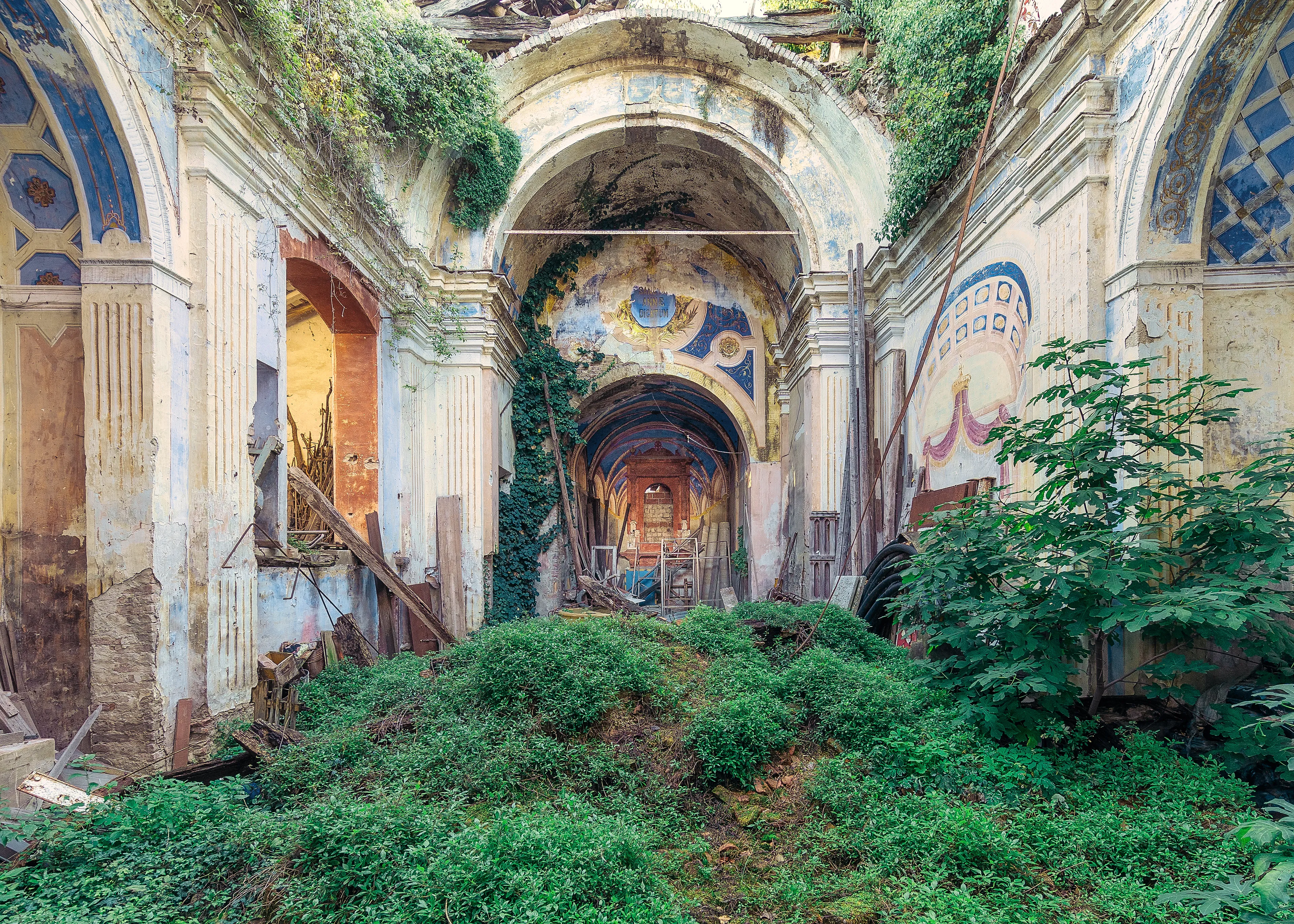 No matter whether overgrown, decayed or only a ruin. Churches never lose their luster. These buildings are too sublime. Just like this former cemetery church.