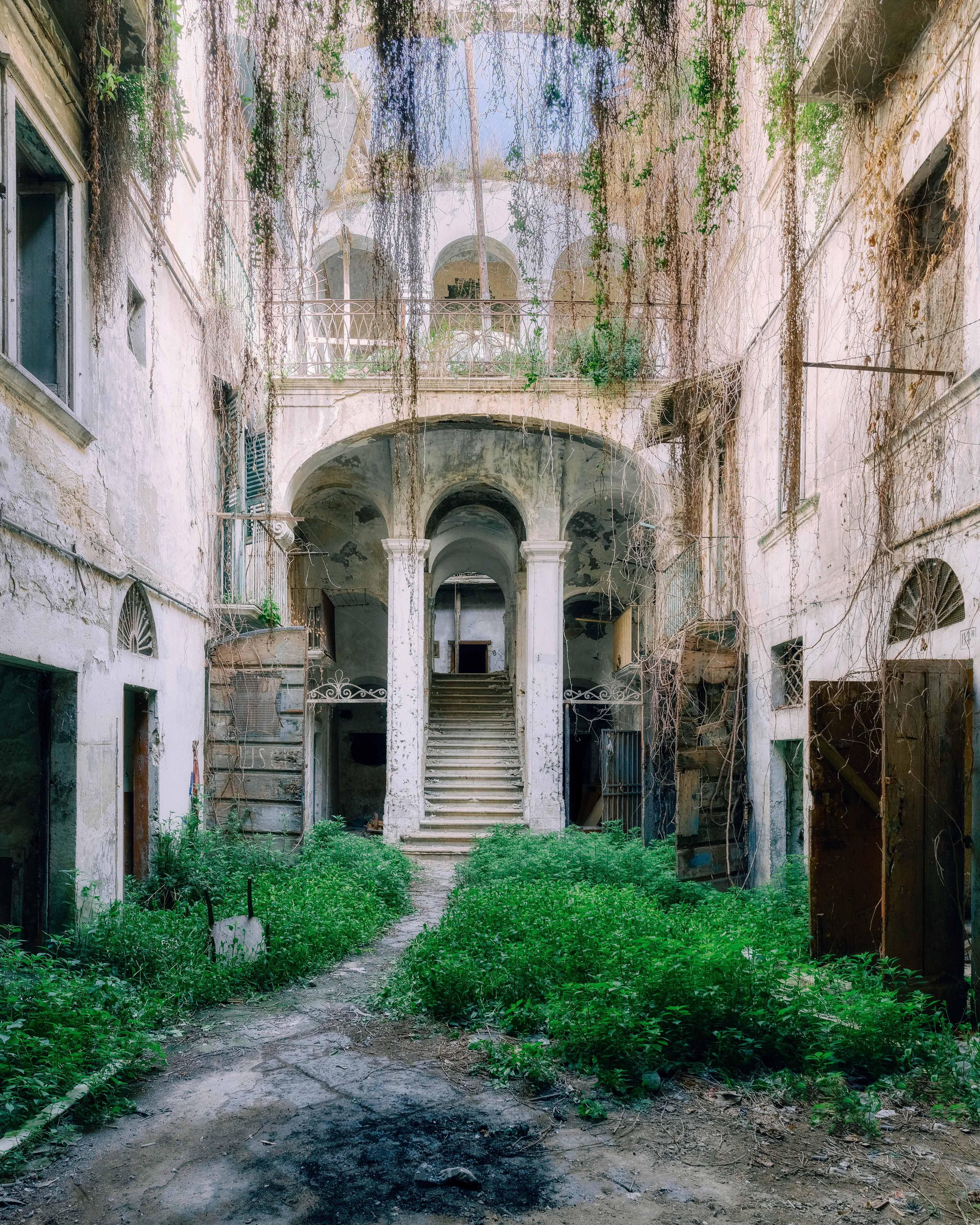 An idyll between drug swamp and big city noise. 

The neighborhood where this old city palace is located is not the best. But almost nobody knows what is behind the old big wooden gate. It is another one of hundreds in an Italian city. 

I dared the look and was rewarded