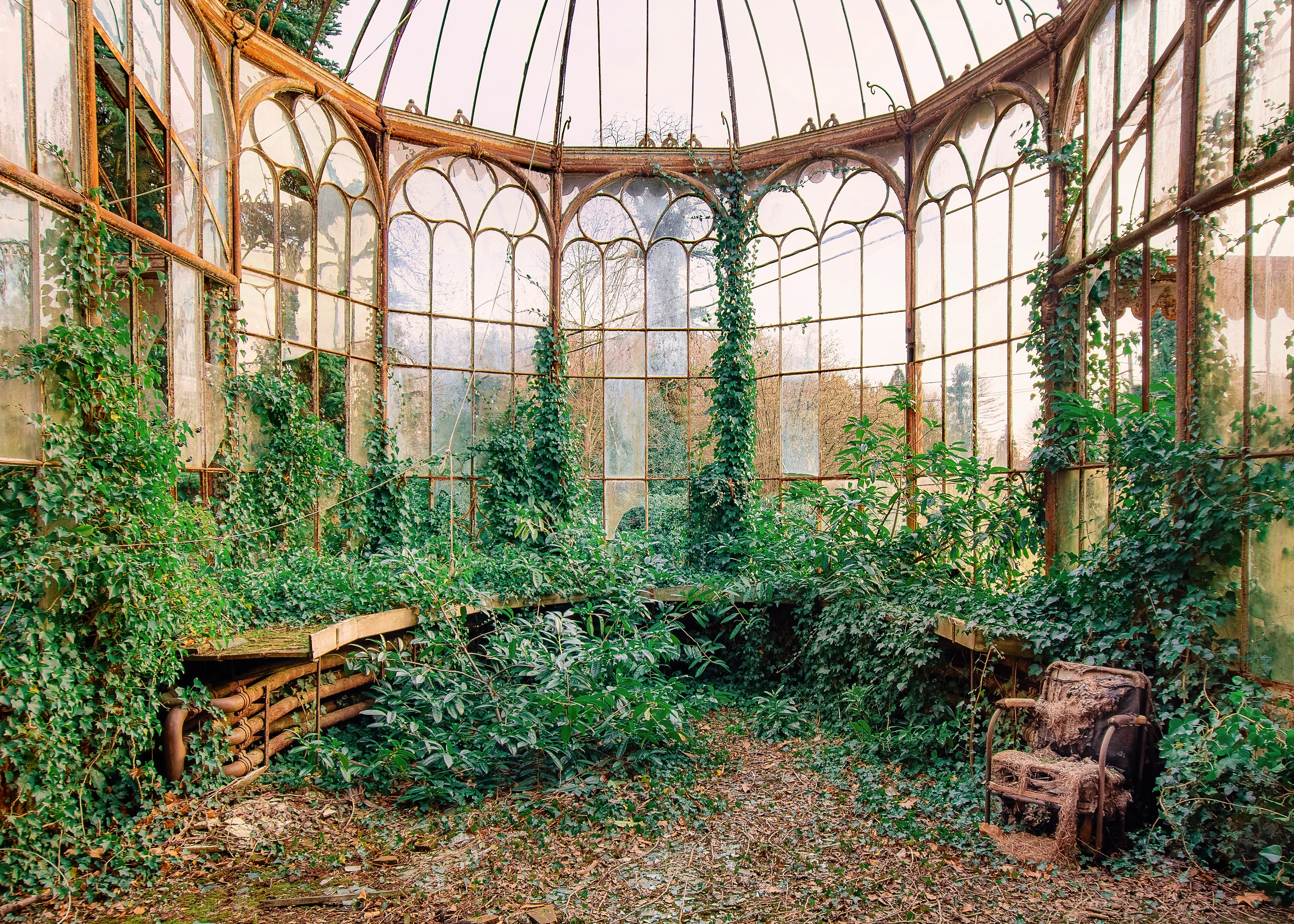 The castle was once also known as "Chateau Royce Royce", because behind the castle there was an old abandoned Royce Royce.

However, I was particularly fascinated by the greenhouse with its Baroque-inspired architecture and how nature is slowly reincorporating this building.

Today the castle, as well as the greenhouse, is renovated.