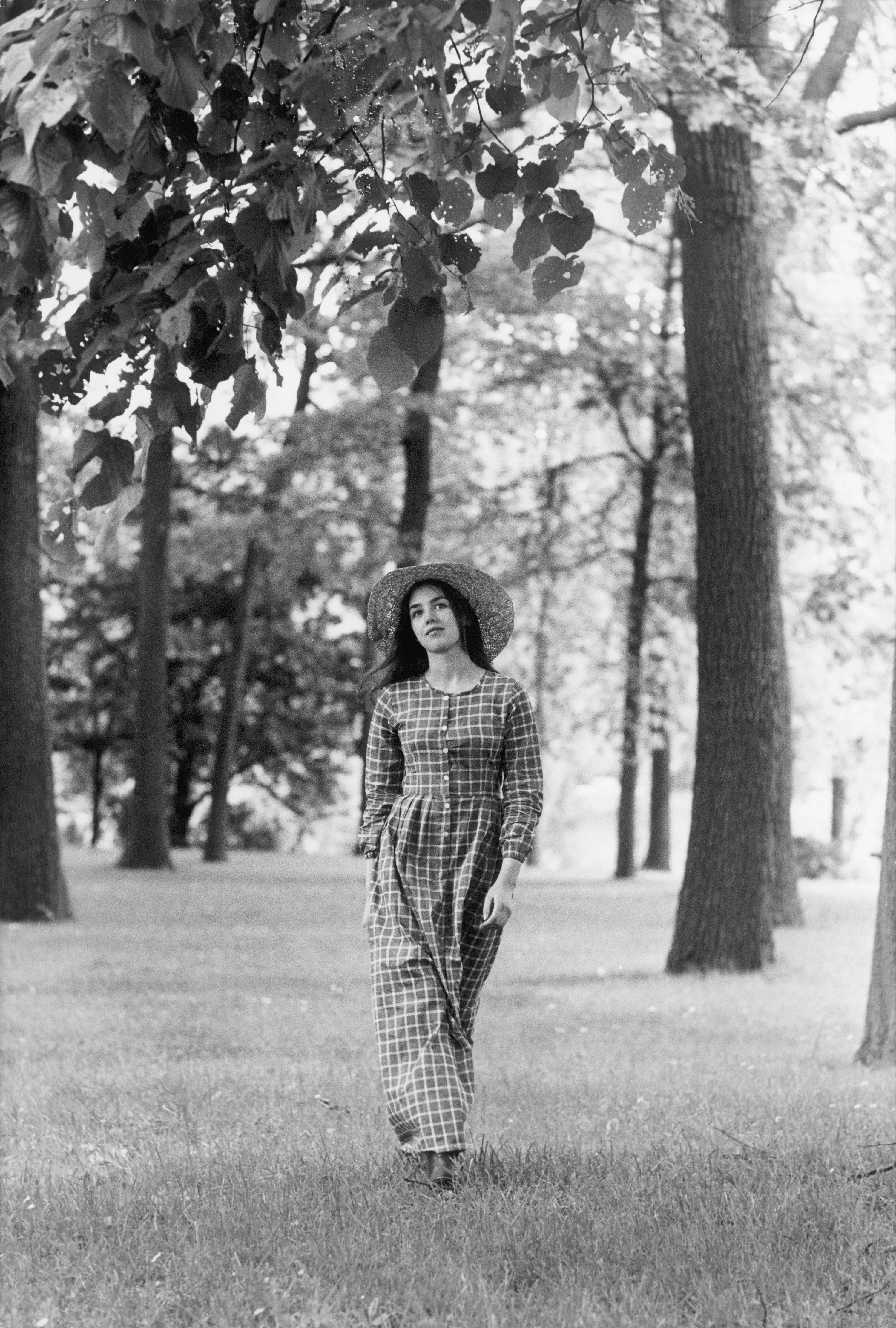 120 exclusive vintage celebrity photographs, taken by Jean-Claude Deutsch between 60’s and early 90’s. Each of the 120 photographs are 1/1s, exclusive to Focus Bloc, of the 25 curated iconic actors, singers and fashion designers present in our first drop. FocusBloc and ParisMatch have collaborated to grant the exclusive NFT rights for each minters/holders.