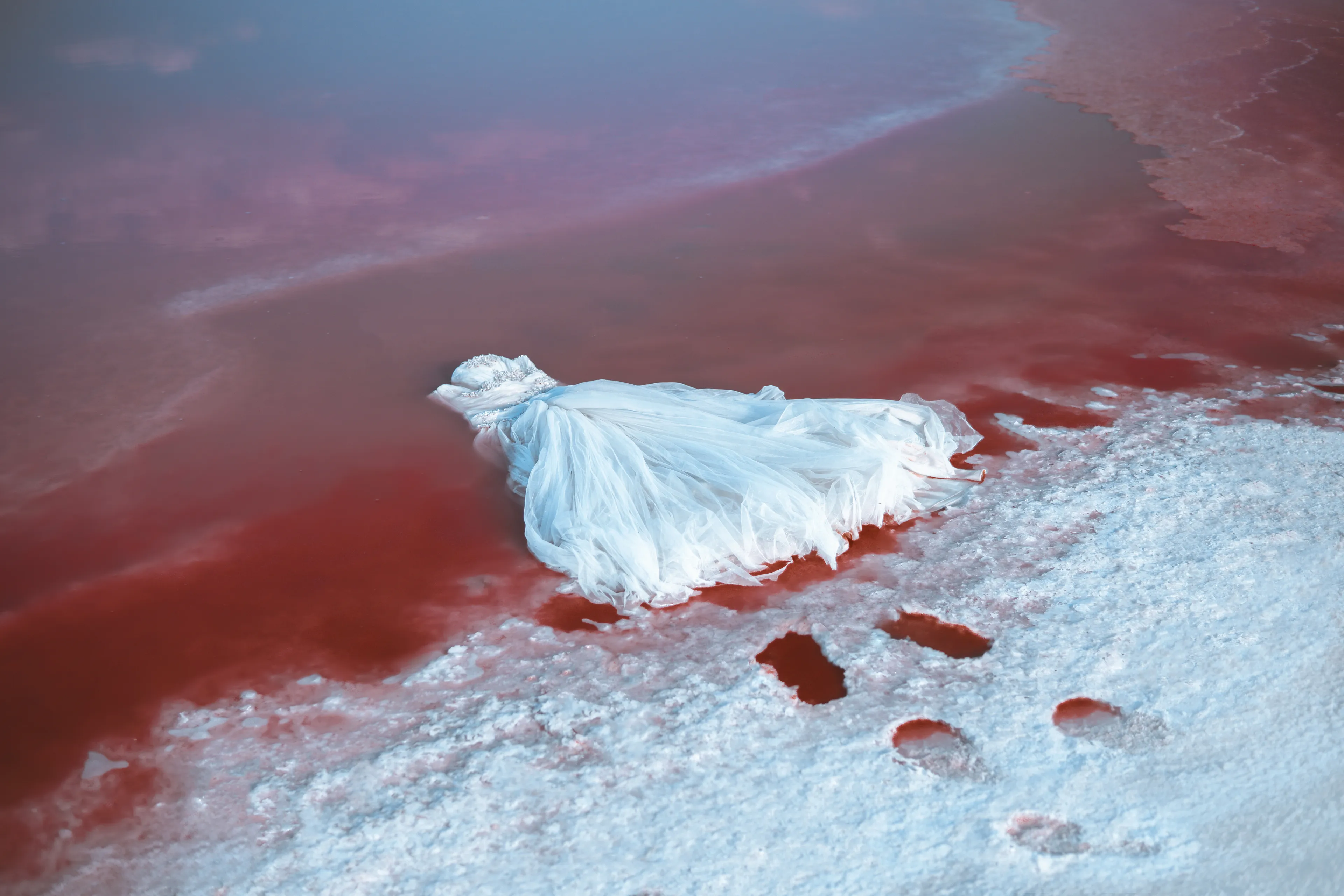 Her happiness drown in the bloody sea...
.
...برای تمام عروس هایی که سفید بختیشان غرق خون شد