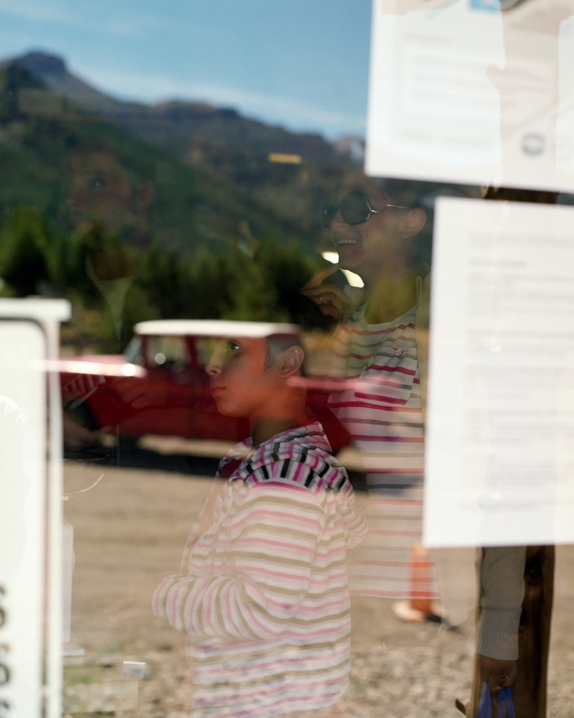 A/A

A poetic narrative about the things we do and the places we go to forget ourselves.

Photographs made from 2015 to 2017 in Argentina and Switzerland.