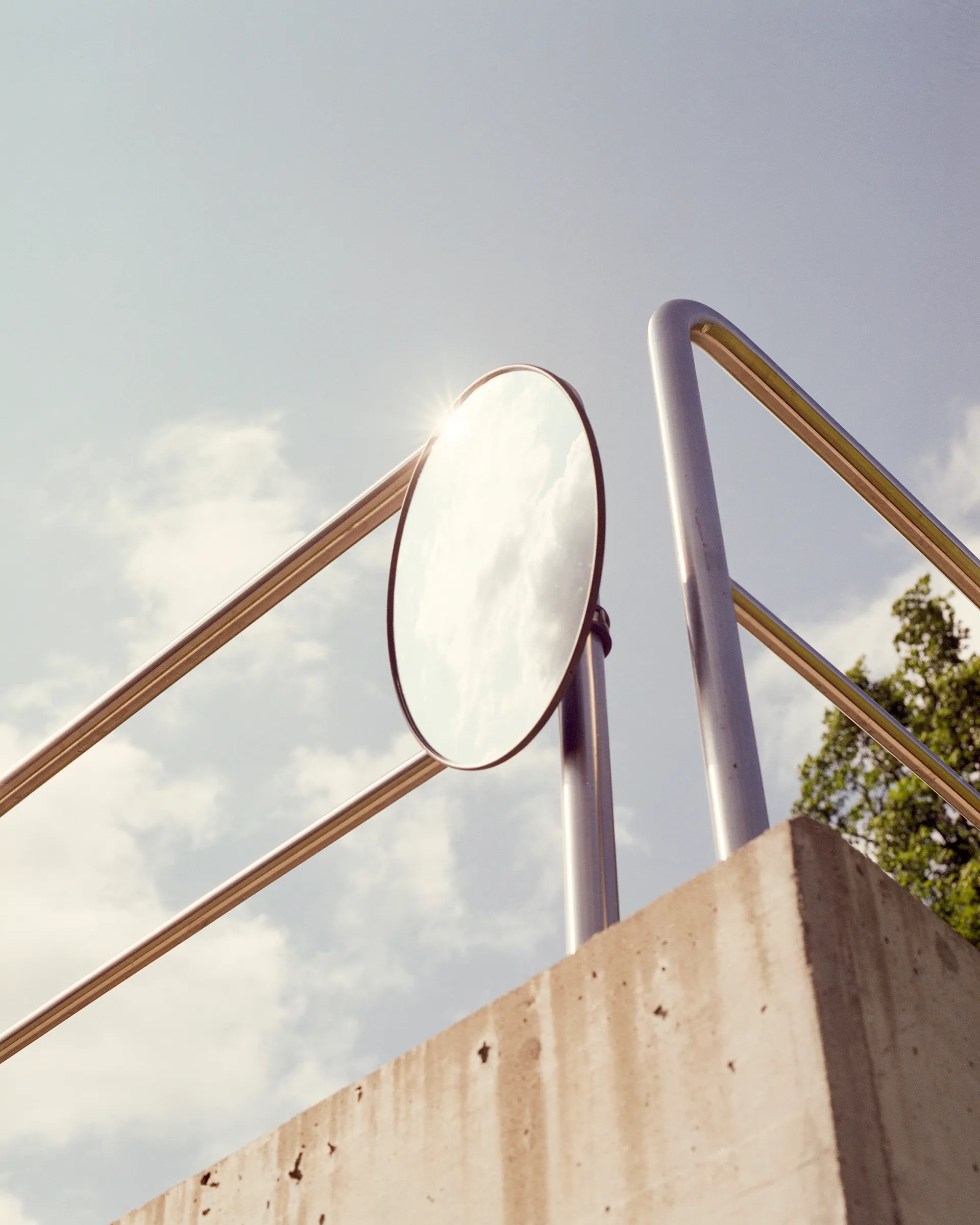 A/A #20

A poetic narrative about the things we do and the places we go to forget ourselves.

Photographs made from 2015 to 2017 in Argentina and Switzerland.