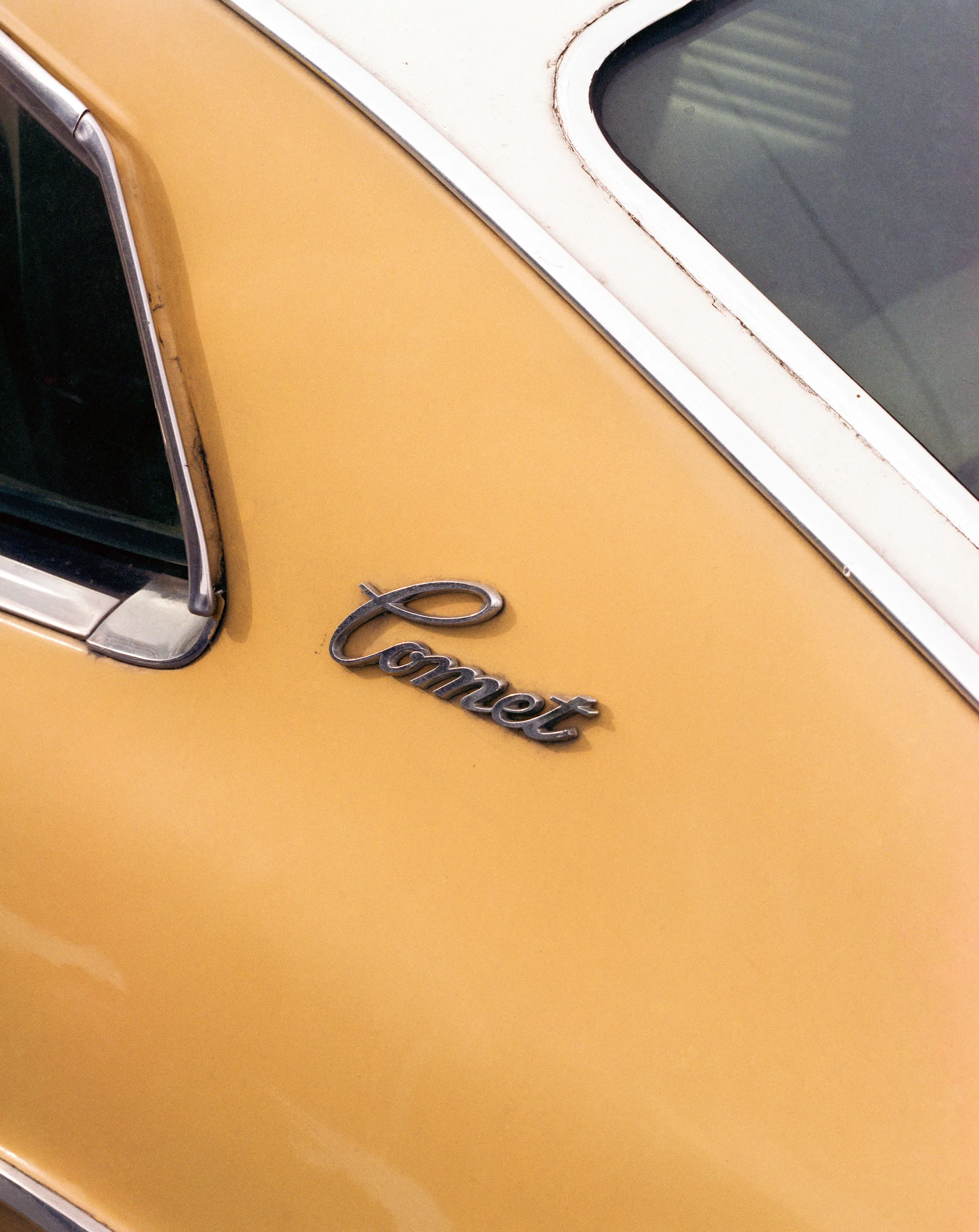 In 2016 I took long walks through different cities and every object I found became a possibility for me to escape the reality of a structure where I didn’t feel I had a place in.

This is a photographic narrative about dreaming of being somewhere else while roaming through the city, a generational condition that seems to be getting stronger as young people retreat from the city into digital spaces.