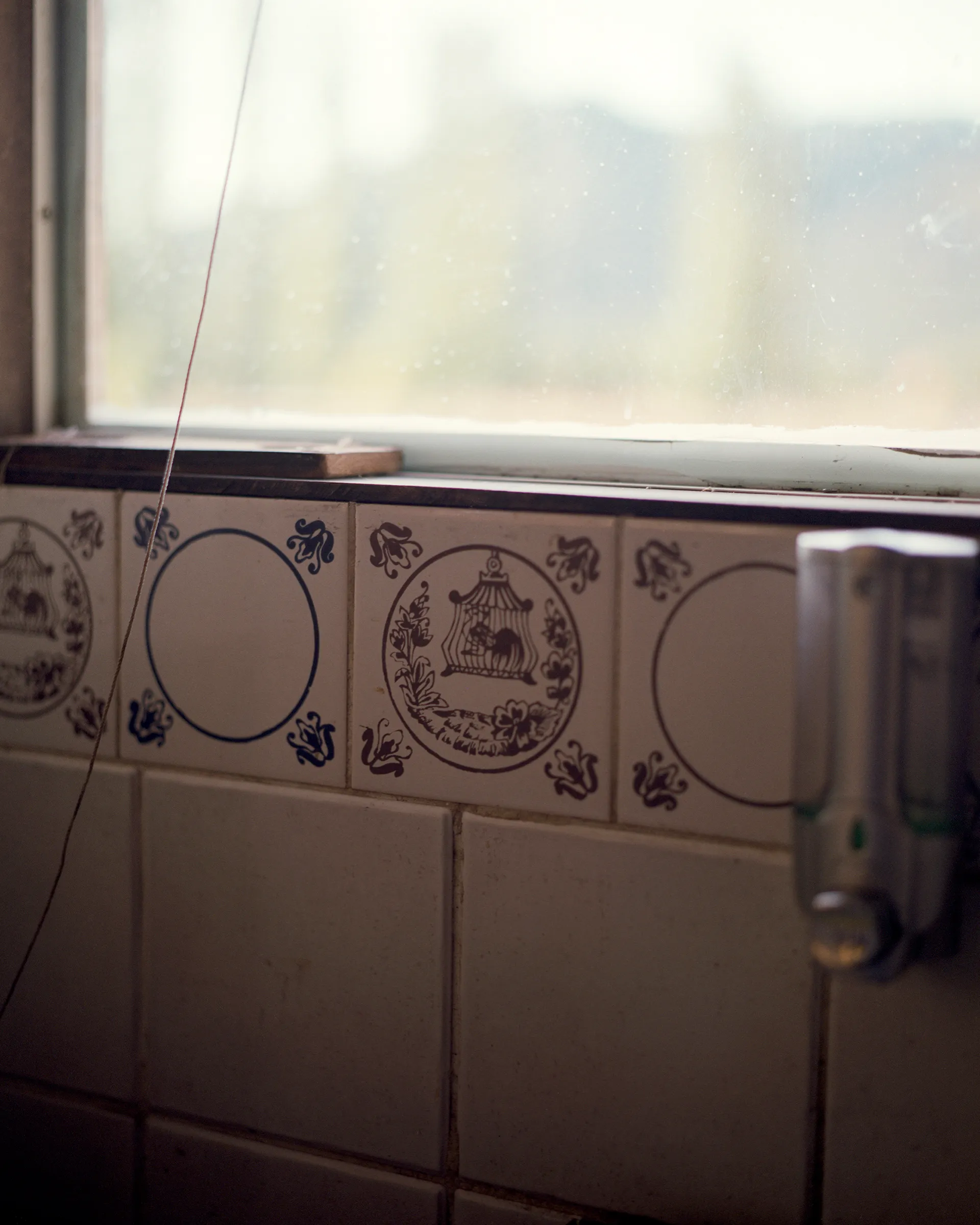 A/A #17

A poetic narrative about the things we do and the places we go to forget ourselves.

Photographs made from 2015 to 2017 in Argentina and Switzerland.