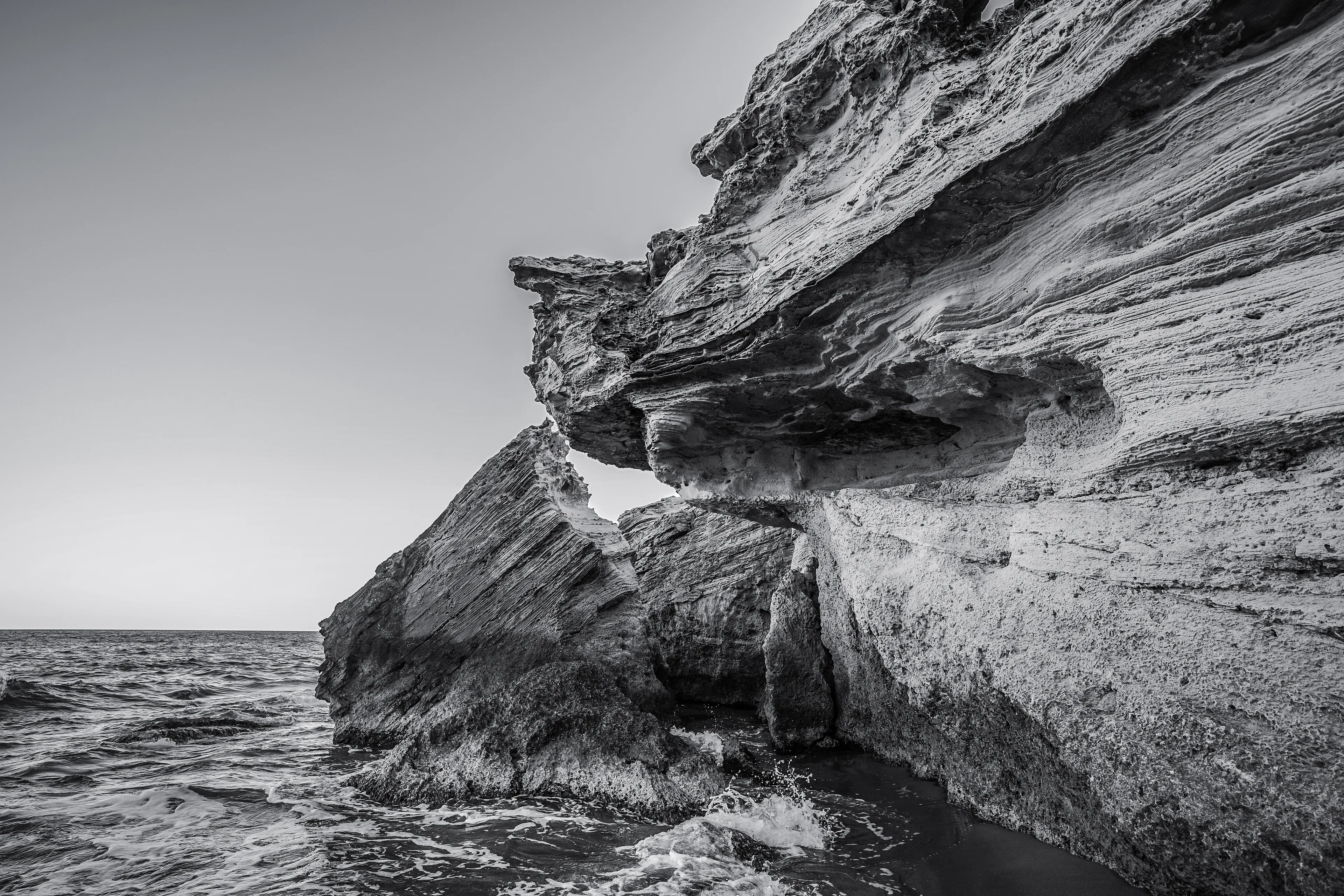 There is a small place in Almería where you find the largest fossilized dune in the Cabo de Gata Natural Park. It is called Los Escullos. In this little village were filmed scenes of various films such as "Never Say Never Again", and with this photograph I took last October, I want to share with you a little piece of this mysterious place. This time I have chosen the black and white edition because it gives more presence to the photo. 