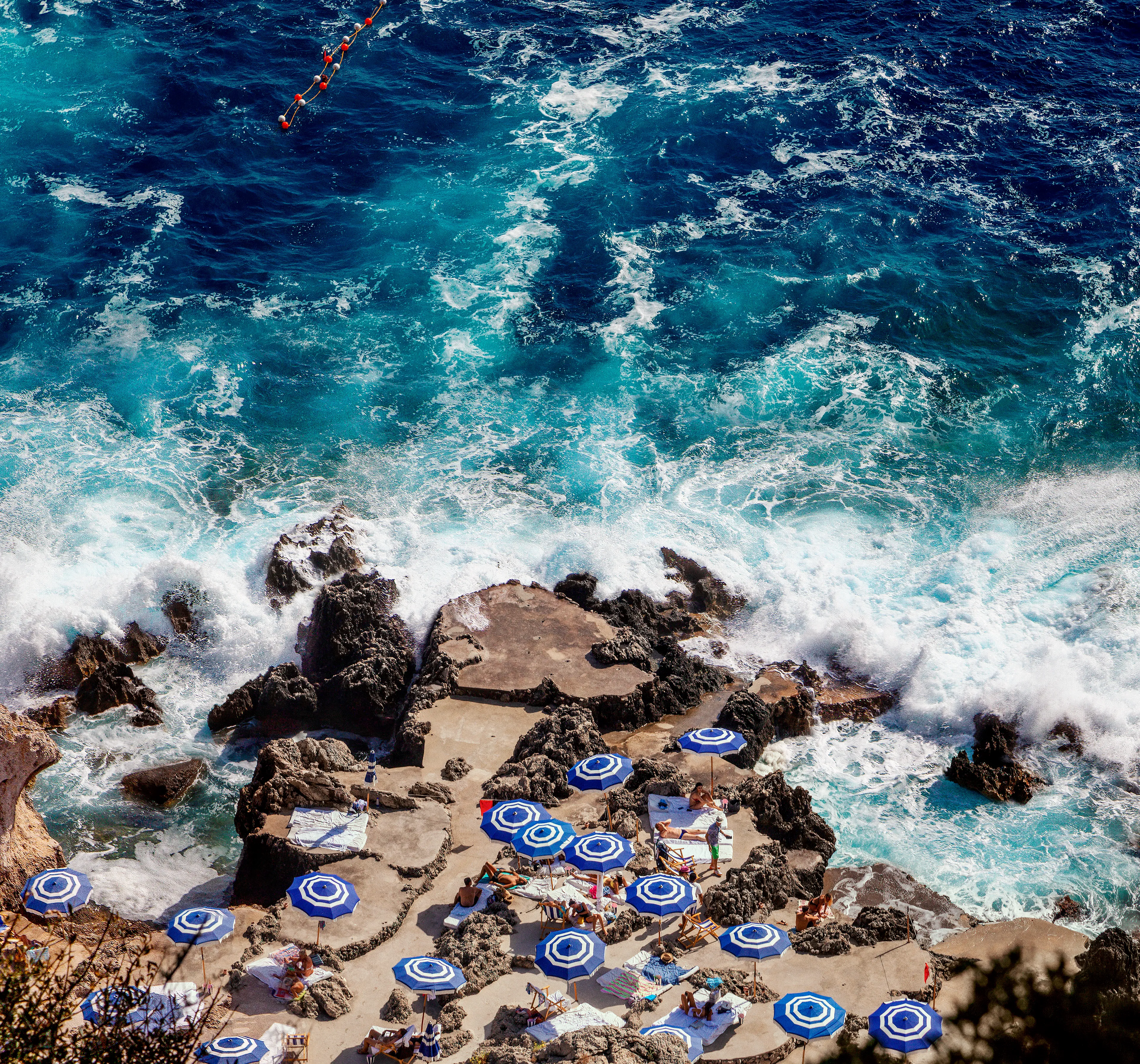 Turquoise blue stormy sea as a sign of a new horizon.

Italian Summer 2020

4735 × 4418 px

29 MB