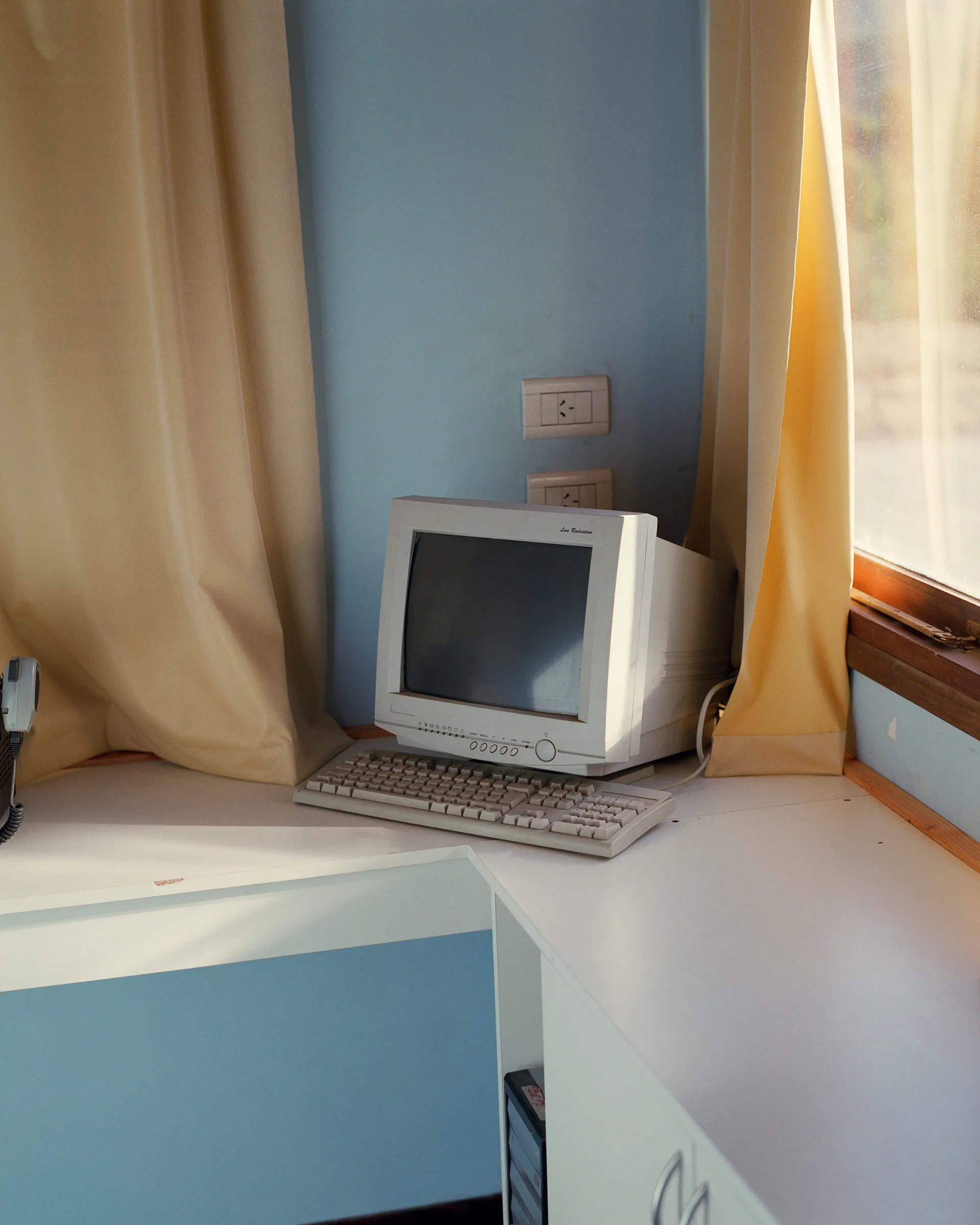 A/A #16

A poetic narrative about the things we do and the places we go to forget ourselves.

Photographs made from 2015 to 2017 in Argentina and Switzerland.