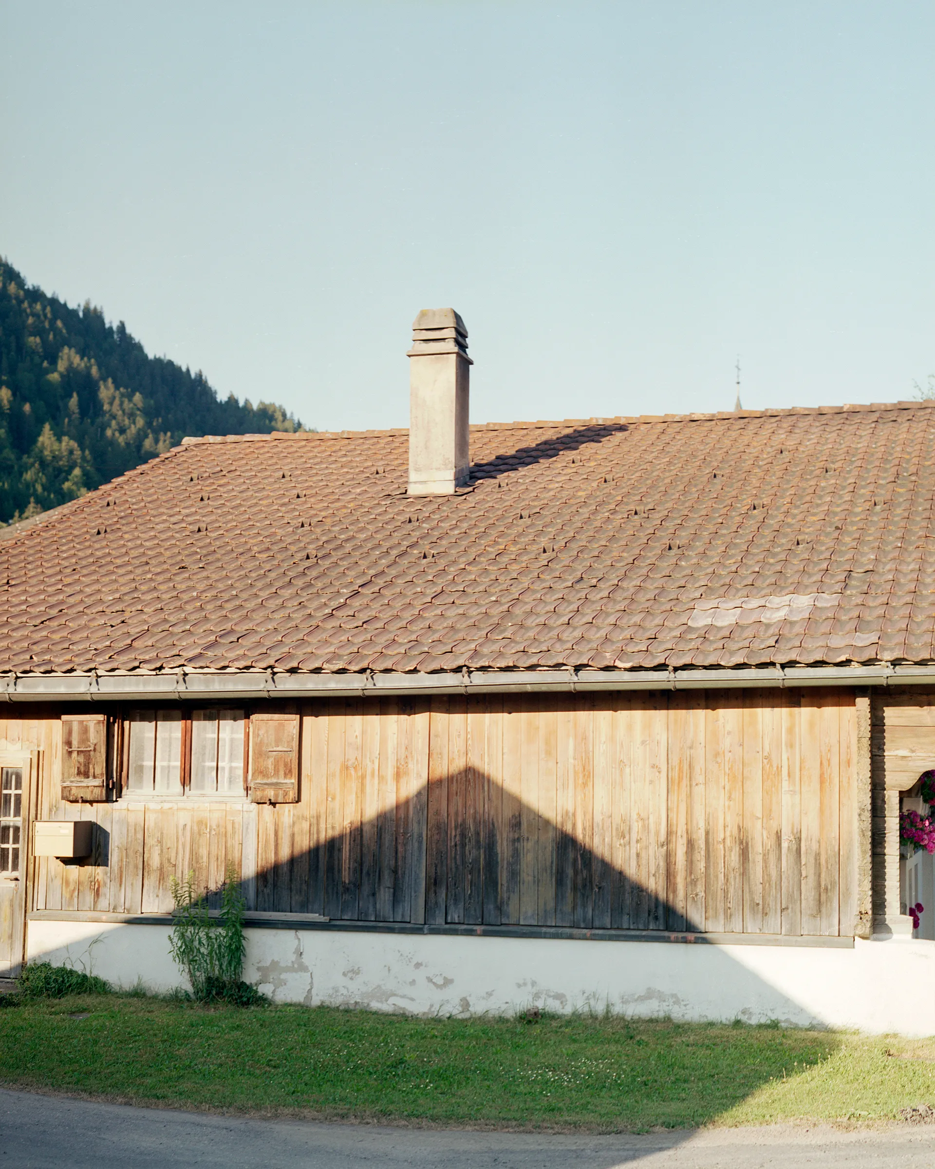 A/A #27

A poetic narrative about the things we do and the places we go to forget ourselves.

Photographs made from 2015 to 2017 in Argentina and Switzerland.