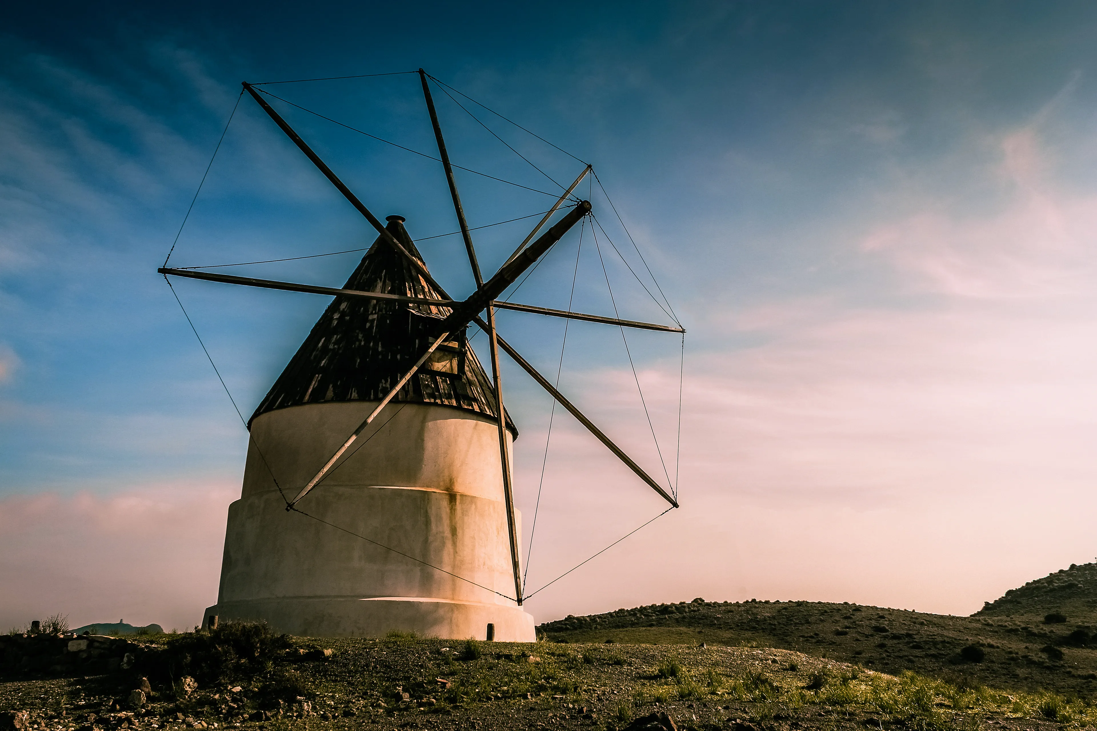 Although their origin remains controversial, it is impossible not to remember Don Quixote and his faithful squire Sancho Panza, who exclaimed: “They are not giants, my Lord!” in one of the best known excerpts of Cervantes’ work.
The windmills in my city, Almería, are similar to those in La Mancha. It can be said that the frequent currents of the Campo de Níjar caused the mills to be in charge of grinding the grain in Almería. And this is one of last that were closed in the 70s, becoming part of the landscape of the natural park of Cabo de Gata. This one is Molino de Collado at the Genoveses and it is an example of these magnificent constructions.