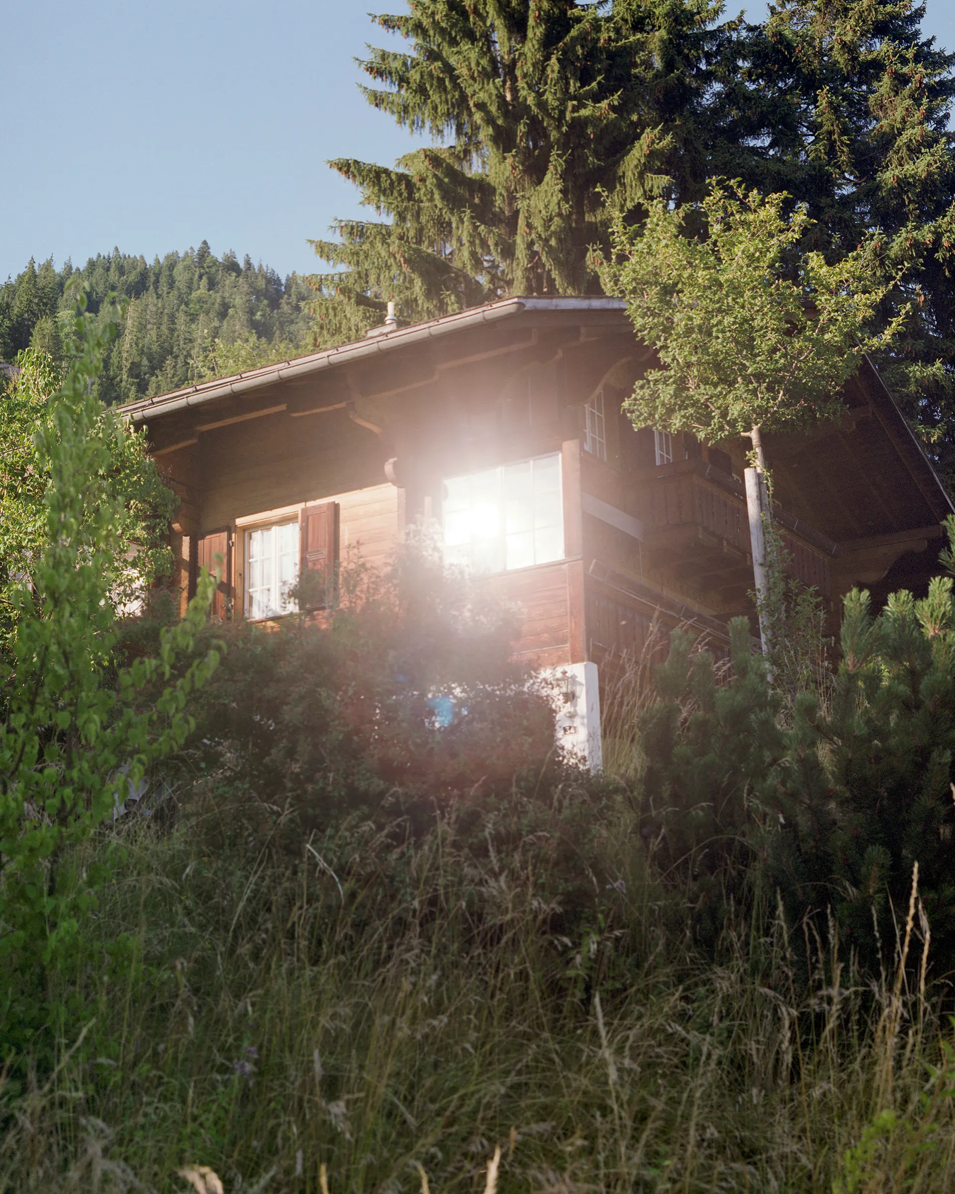 A/A #32

A poetic narrative about the things we do and the places we go to forget ourselves.

Photographs made from 2015 to 2017 in Argentina and Switzerland.