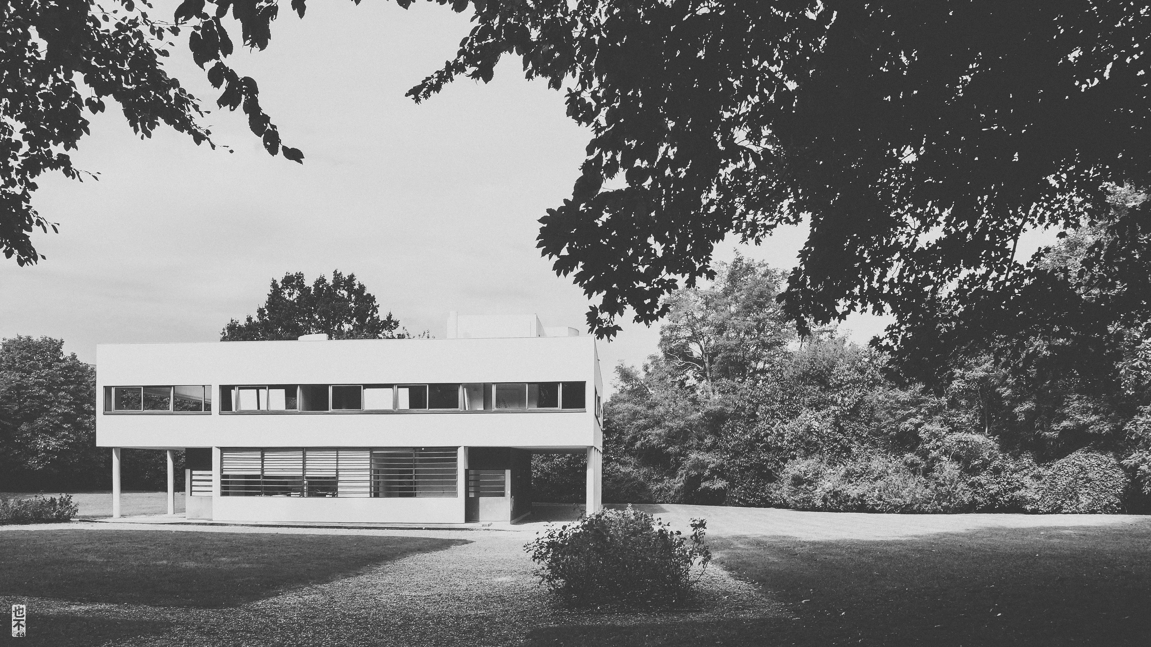 Villa Savoye by Le Corbusier in Poissy on the outskirts of Paris, France.

Designed by the Swiss architect Le Corbusier and his cousin Pierre Jeanneret, and built between 1928 and 1931, this building had an enormous influence on international modernism.

Photo by Nor44_lab September 2014