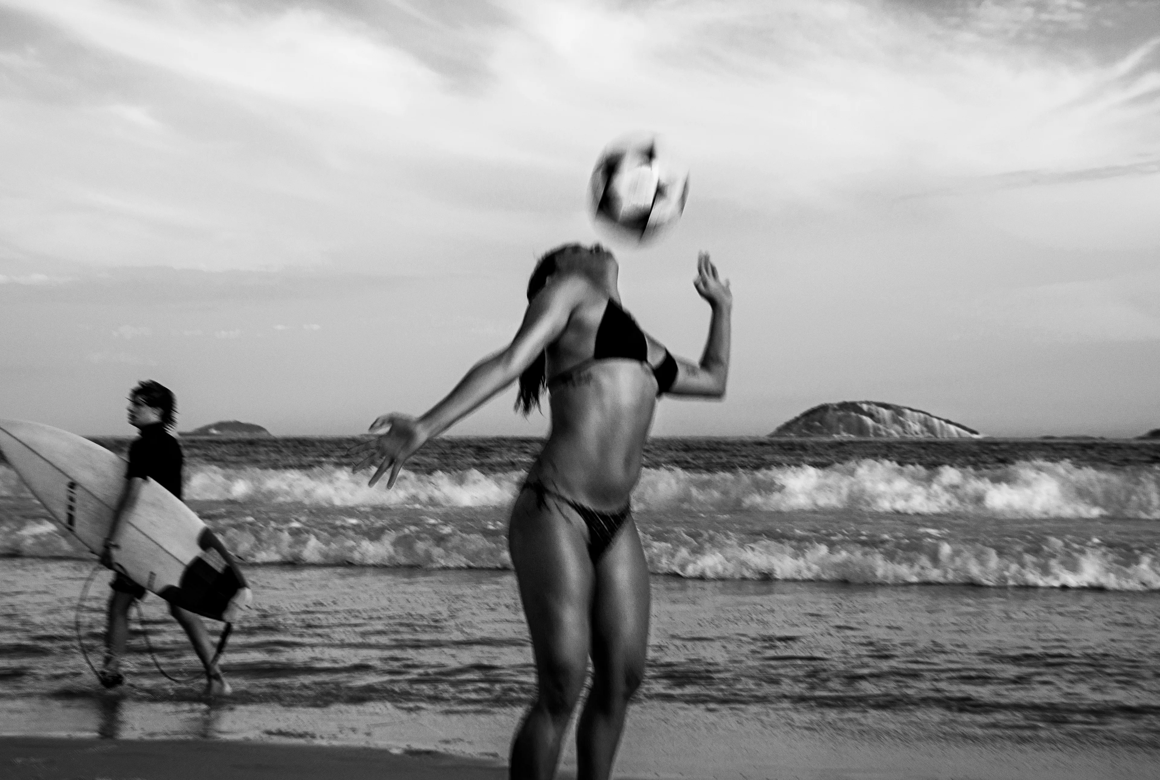 She seemed to be the mistress of the world.

The game altinha is a tradition in Rio de Janeiro. It is the city's cultural heritage.
I decided to portray Rio with women being the protagonists playing "altinha", controlling the soccer ball and always in the foreground.

The first collector will also receive a 60x40 cm fine art print, signed and numbered.

4553 × 3065 px

Rio de Janeiro, 2015