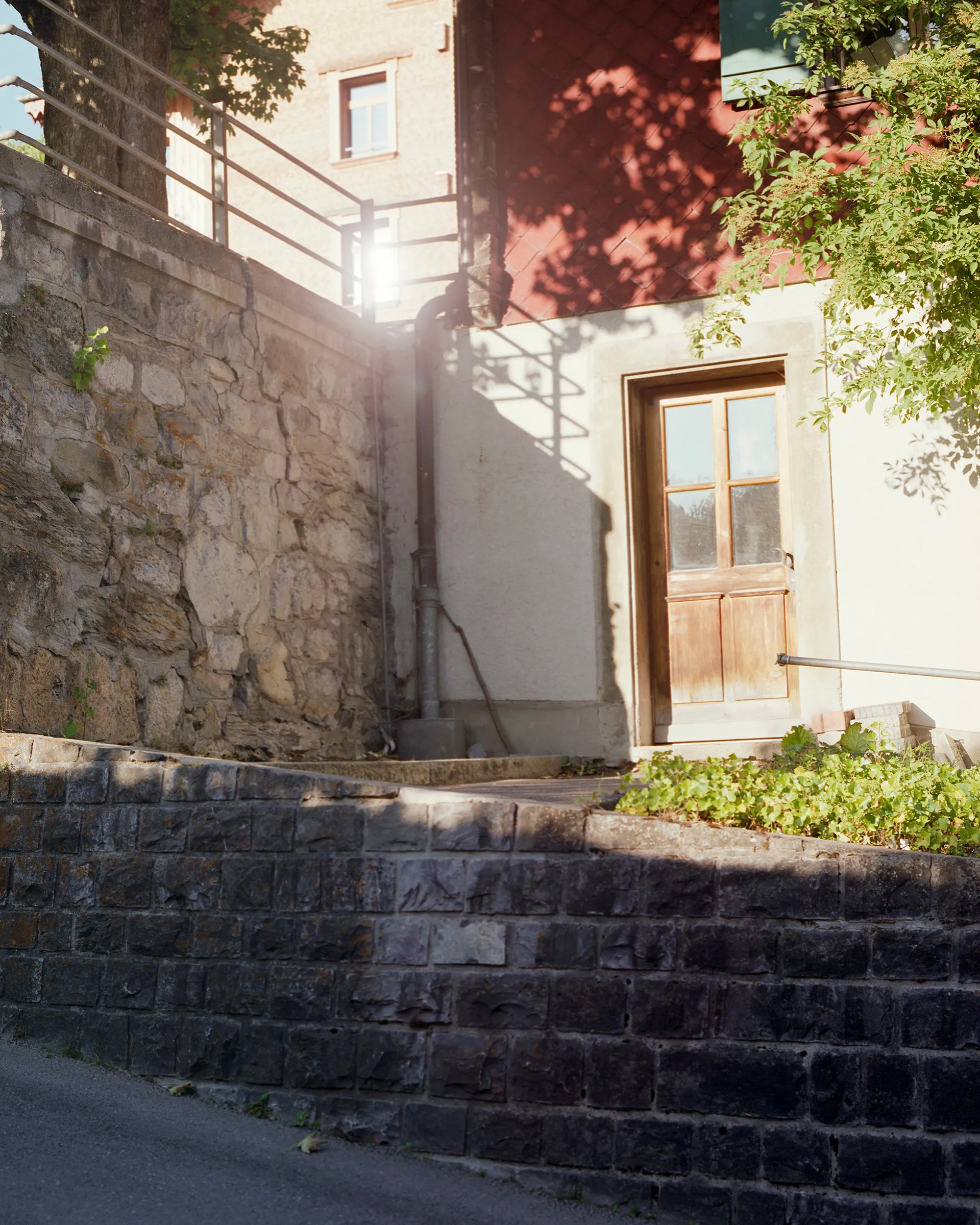 A/A #25

A poetic narrative about the things we do and the places we go to forget ourselves.

Photographs made from 2015 to 2017 in Argentina and Switzerland.