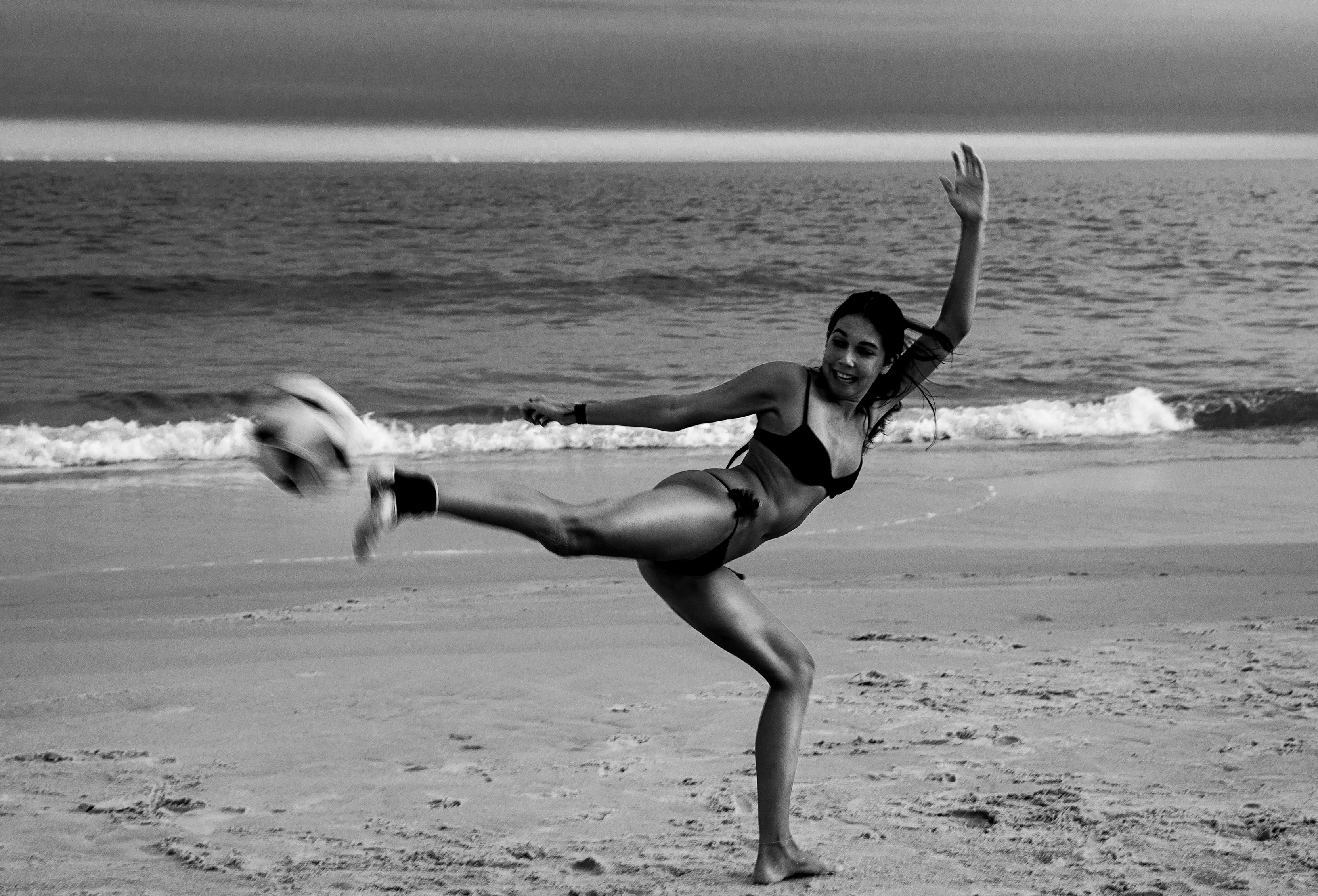 The game altinha is a tradition in Rio de Janeiro. It is the city's cultural heritage.
It is also very beautiful to see, muscles that can perform any movement float in the air.
The strength, balance and such lightness at the same time.

The first collector will also receive a 60x40 cm fine art print, signed and numbered.

3325 × 2262 px.