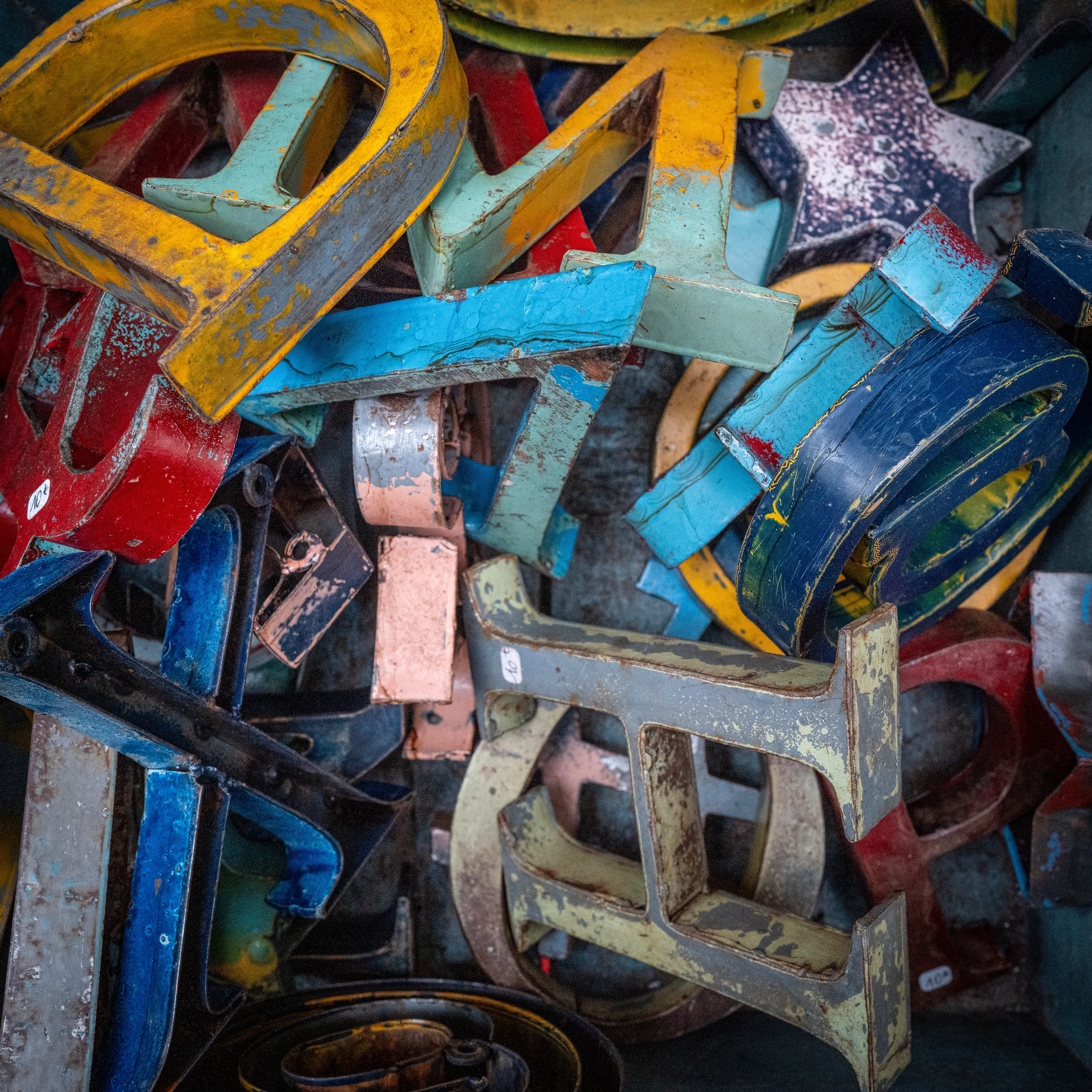 “Cachivaches” is a colloquial Spanish term for a mix of miscellaneous objects often considered worthless or junk. This series explores the aesthetic and structural dynamics of discarded objects, focusing on the paradox between chaos and order. The square format imposes a geometric constraint, juxtaposing organic disorder with rigid frames, encouraging a reevaluation of inherent organization. By highlighting spontaneous patterns in the disordered, "Cachivaches" reveals the latent beauty in the mundane.
