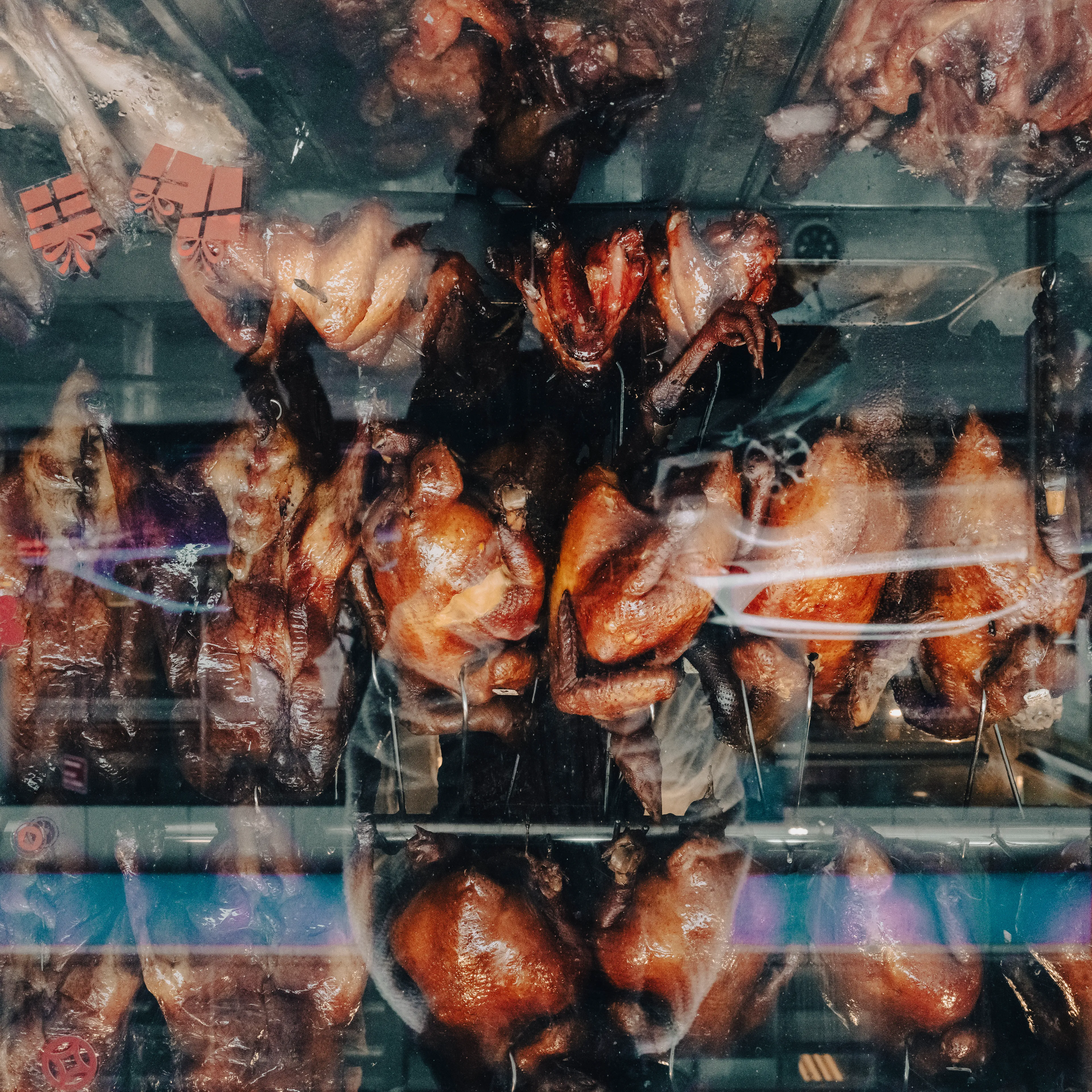 “Cachivaches” is a colloquial Spanish term for a mix of miscellaneous objects often considered worthless or junk. This series explores the aesthetic and structural dynamics of discarded objects, focusing on the paradox between chaos and order. The square format imposes a geometric constraint, juxtaposing organic disorder with rigid frames, encouraging a reevaluation of inherent organization. By highlighting spontaneous patterns in the disordered, "Cachivaches" reveals the latent beauty in the mundane.
