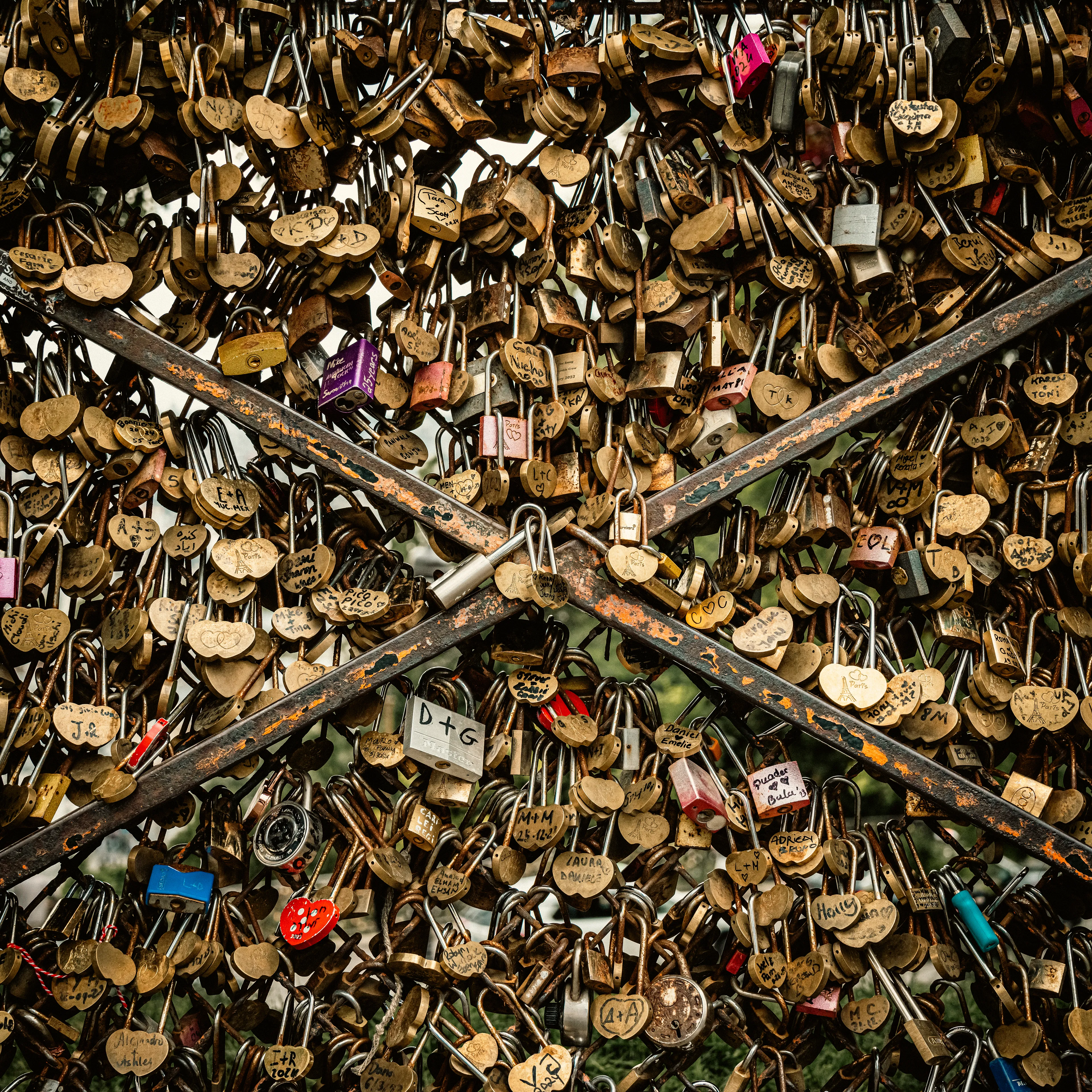 “Cachivaches” is a colloquial Spanish term for a mix of miscellaneous objects often considered worthless or junk. This series explores the aesthetic and structural dynamics of discarded objects, focusing on the paradox between chaos and order. The square format imposes a geometric constraint, juxtaposing organic disorder with rigid frames, encouraging a reevaluation of inherent organization. By highlighting spontaneous patterns in the disordered, "Cachivaches" reveals the latent beauty in the mundane.