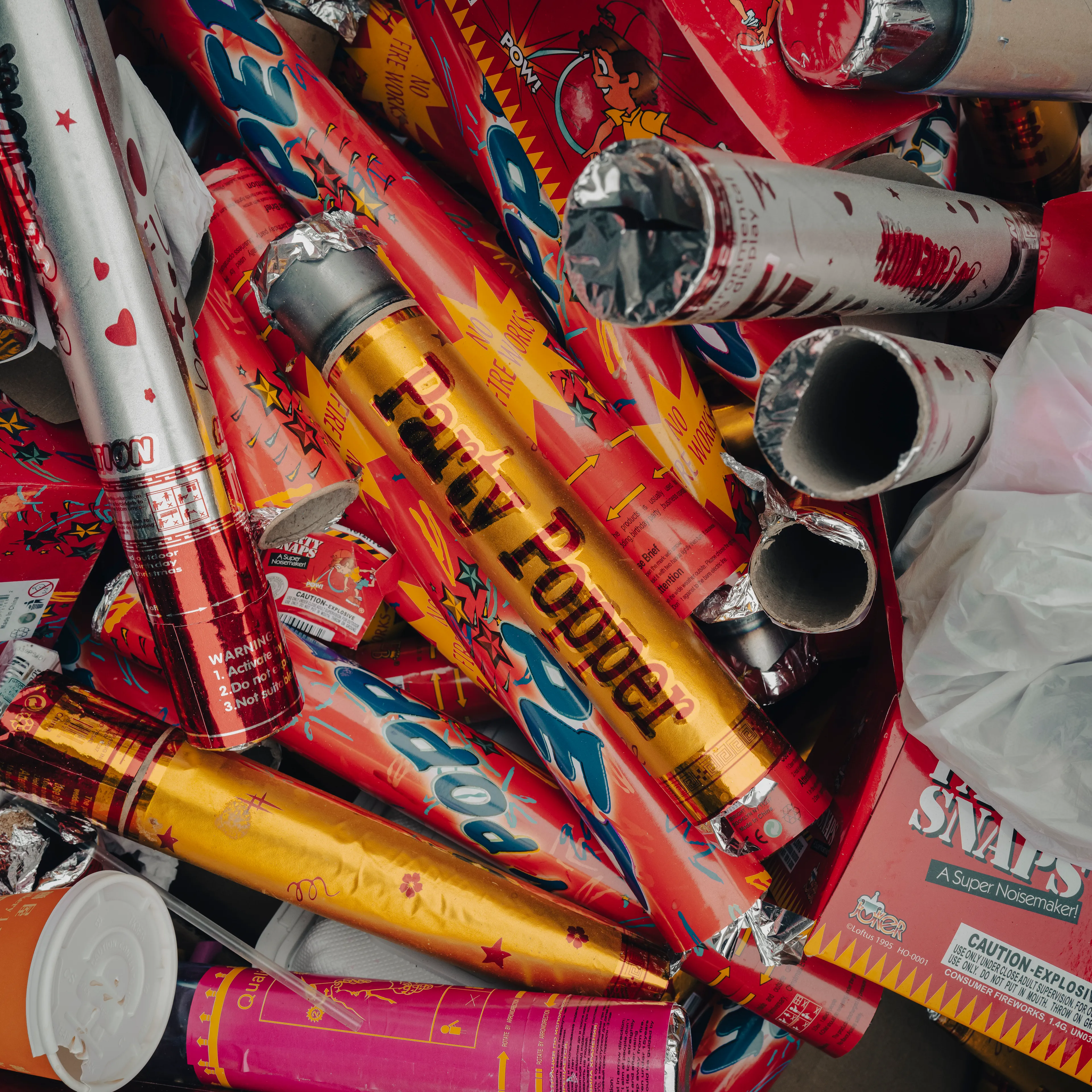 “Cachivaches” is a colloquial Spanish term for a mix of miscellaneous objects often considered worthless or junk. This series explores the aesthetic and structural dynamics of discarded objects, focusing on the paradox between chaos and order. The square format imposes a geometric constraint, juxtaposing organic disorder with rigid frames, encouraging a reevaluation of inherent organization. By highlighting spontaneous patterns in the disordered, "Cachivaches" reveals the latent beauty in the mundane.