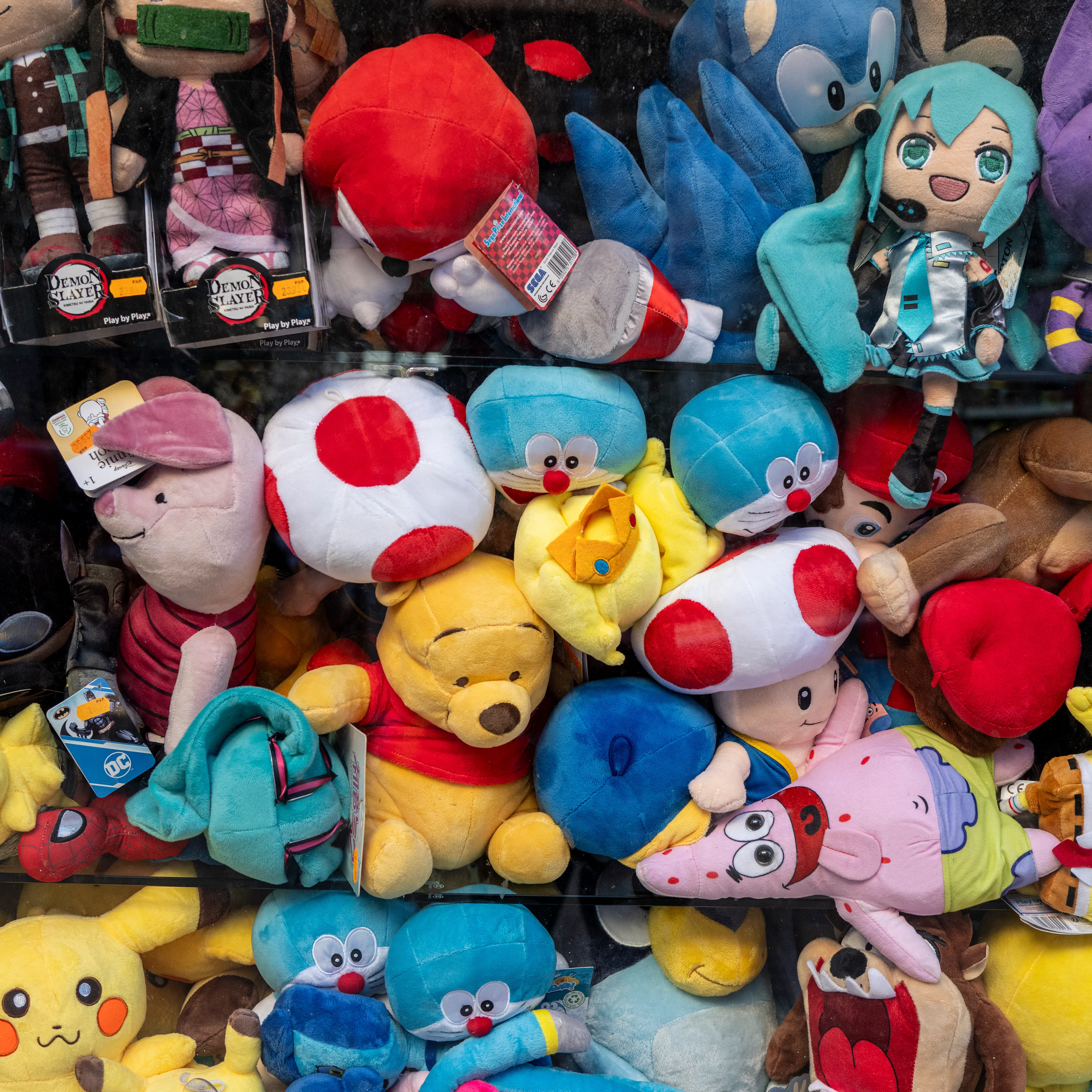 “Cachivaches” is a colloquial Spanish term for a mix of miscellaneous objects often considered worthless or junk. This series explores the aesthetic and structural dynamics of discarded objects, focusing on the paradox between chaos and order. The square format imposes a geometric constraint, juxtaposing organic disorder with rigid frames, encouraging a reevaluation of inherent organization. By highlighting spontaneous patterns in the disordered, "Cachivaches" reveals the latent beauty in the mundane.
