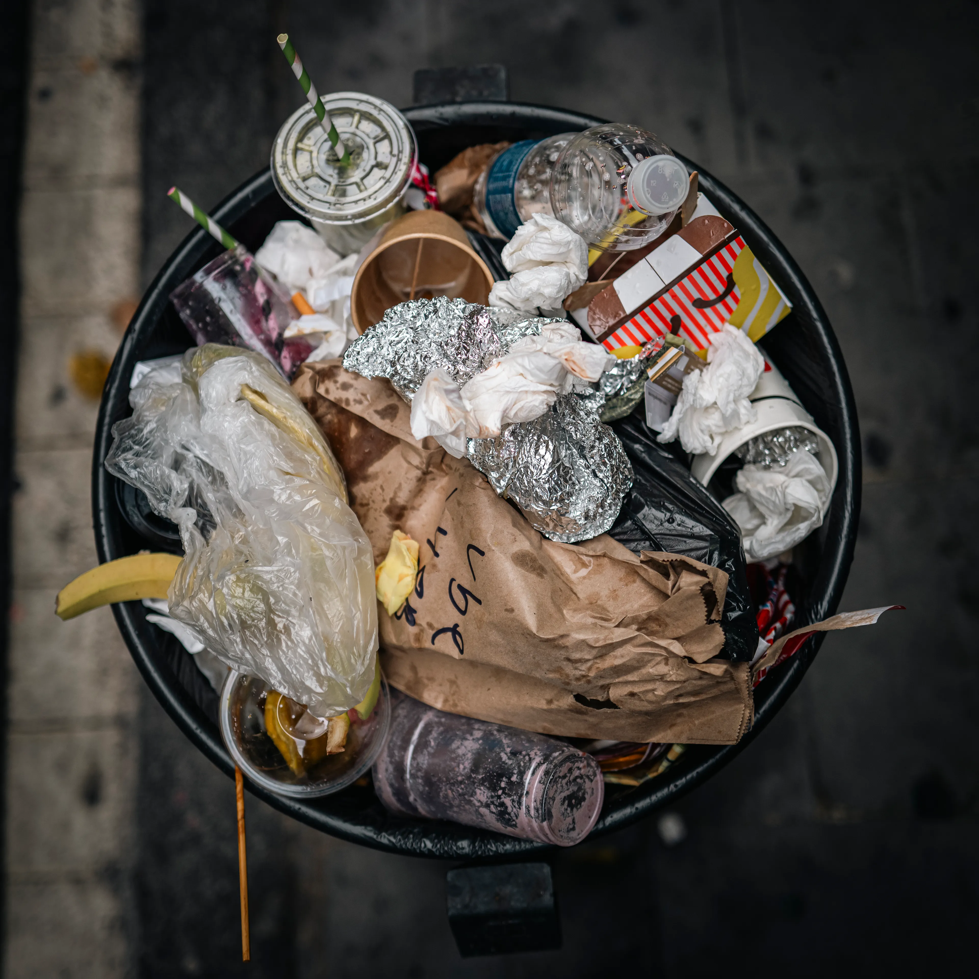 “Cachivaches” is a colloquial Spanish term for a mix of miscellaneous objects often considered worthless or junk. This series explores the aesthetic and structural dynamics of discarded objects, focusing on the paradox between chaos and order. The square format imposes a geometric constraint, juxtaposing organic disorder with rigid frames, encouraging a reevaluation of inherent organization. By highlighting spontaneous patterns in the disordered, "Cachivaches" reveals the latent beauty in the mundane.