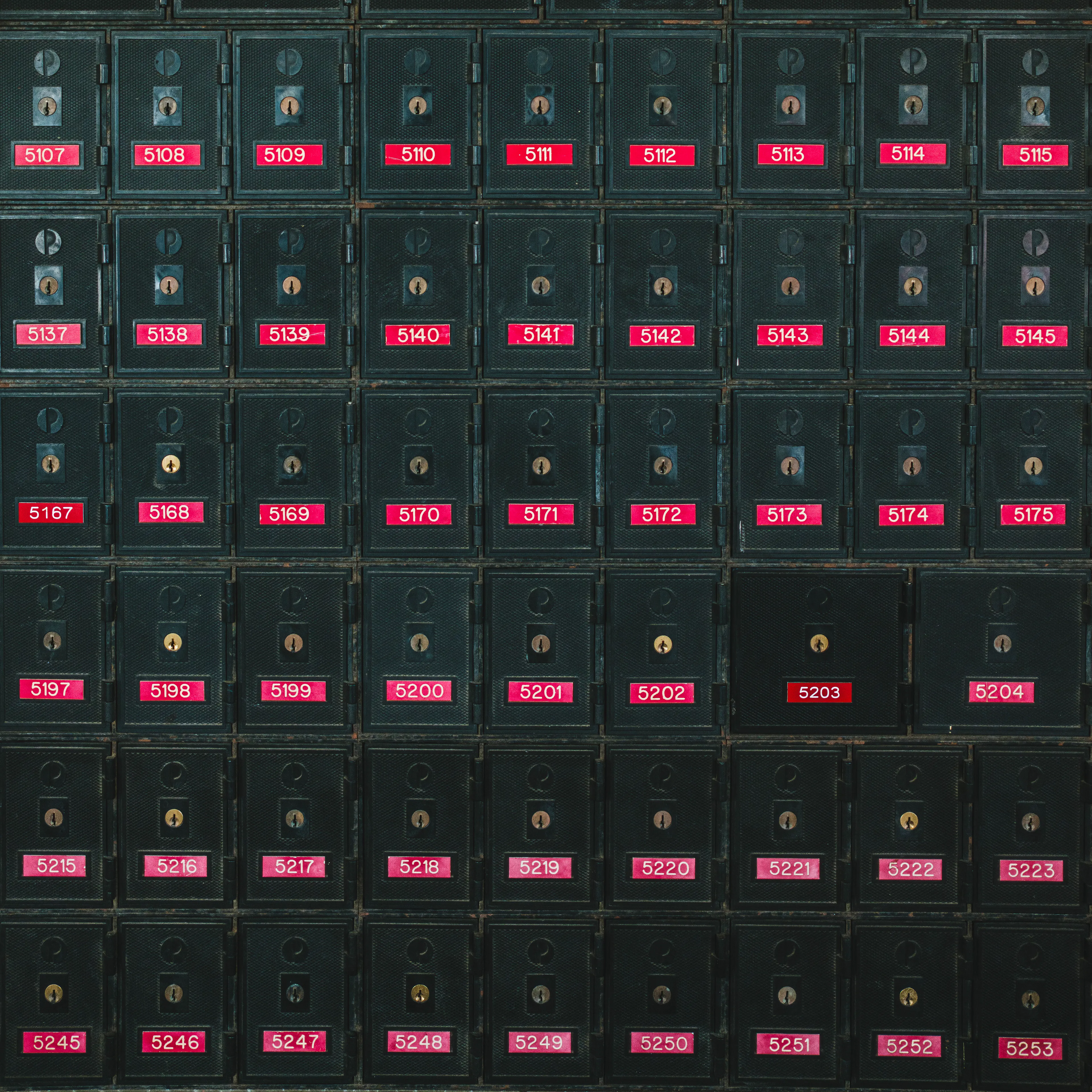 “Cachivaches” is a colloquial Spanish term for a mix of miscellaneous objects often considered worthless or junk. This series explores the aesthetic and structural dynamics of discarded objects, focusing on the paradox between chaos and order. The square format imposes a geometric constraint, juxtaposing organic disorder with rigid frames, encouraging a reevaluation of inherent organization. By highlighting spontaneous patterns in the disordered, "Cachivaches" reveals the latent beauty in the mundane.