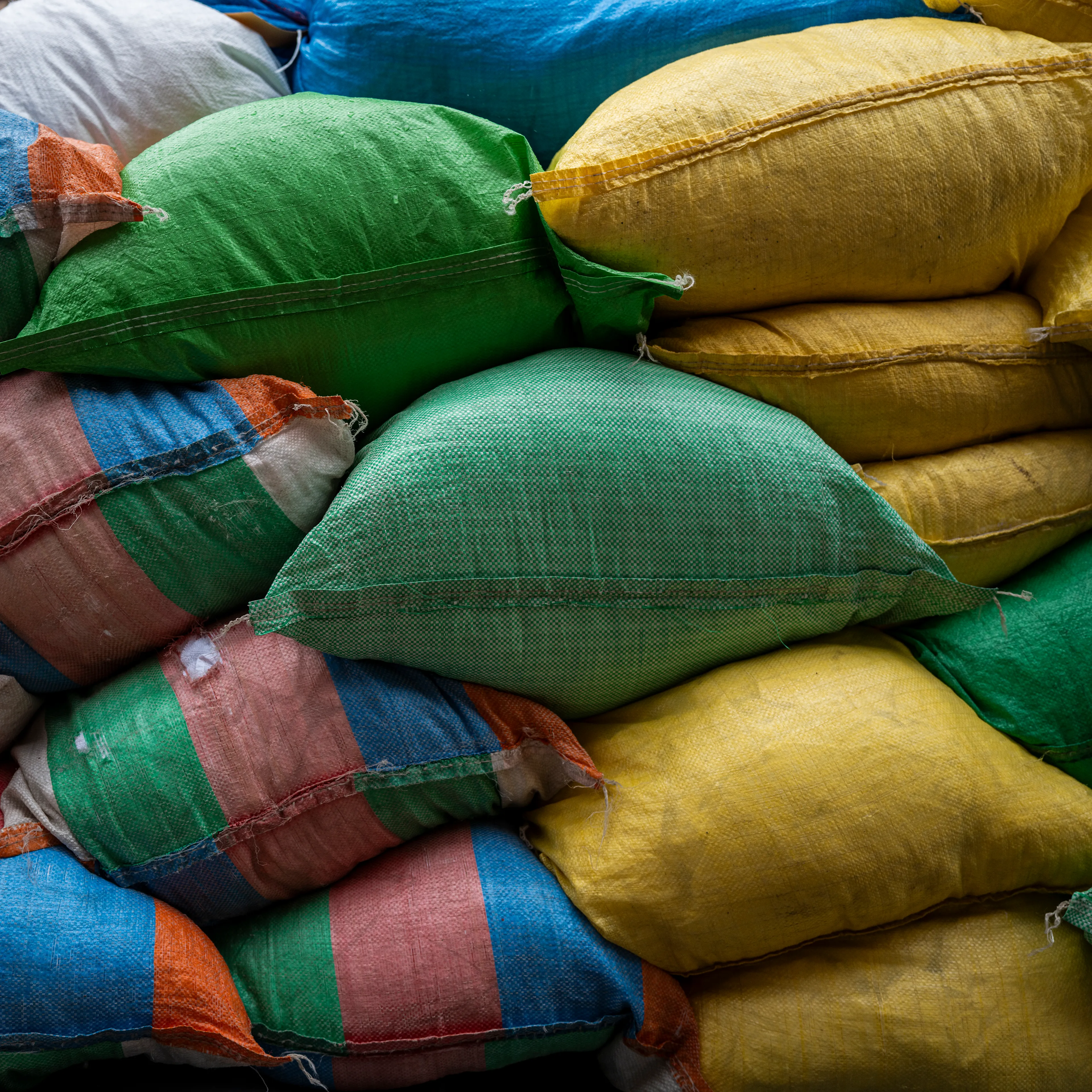 “Cachivaches” is a colloquial Spanish term for a mix of miscellaneous objects often considered worthless or junk. This series explores the aesthetic and structural dynamics of discarded objects, focusing on the paradox between chaos and order. The square format imposes a geometric constraint, juxtaposing organic disorder with rigid frames, encouraging a reevaluation of inherent organization. By highlighting spontaneous patterns in the disordered, "Cachivaches" reveals the latent beauty in the mundane.