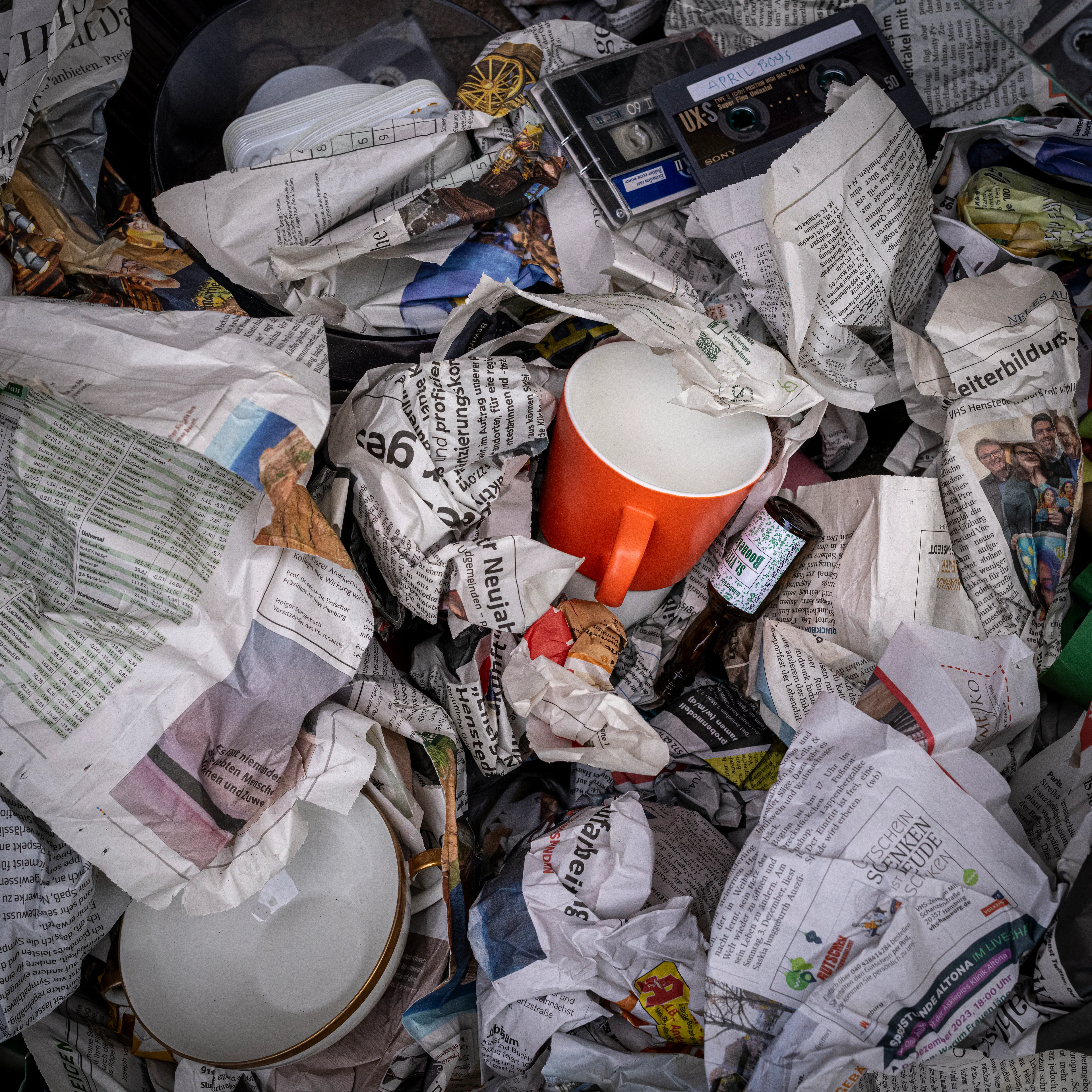 “Cachivaches” is a colloquial Spanish term for a mix of miscellaneous objects often considered worthless or junk. This series explores the aesthetic and structural dynamics of discarded objects, focusing on the paradox between chaos and order. The square format imposes a geometric constraint, juxtaposing organic disorder with rigid frames, encouraging a reevaluation of inherent organization. By highlighting spontaneous patterns in the disordered, "Cachivaches" reveals the latent beauty in the mundane.
