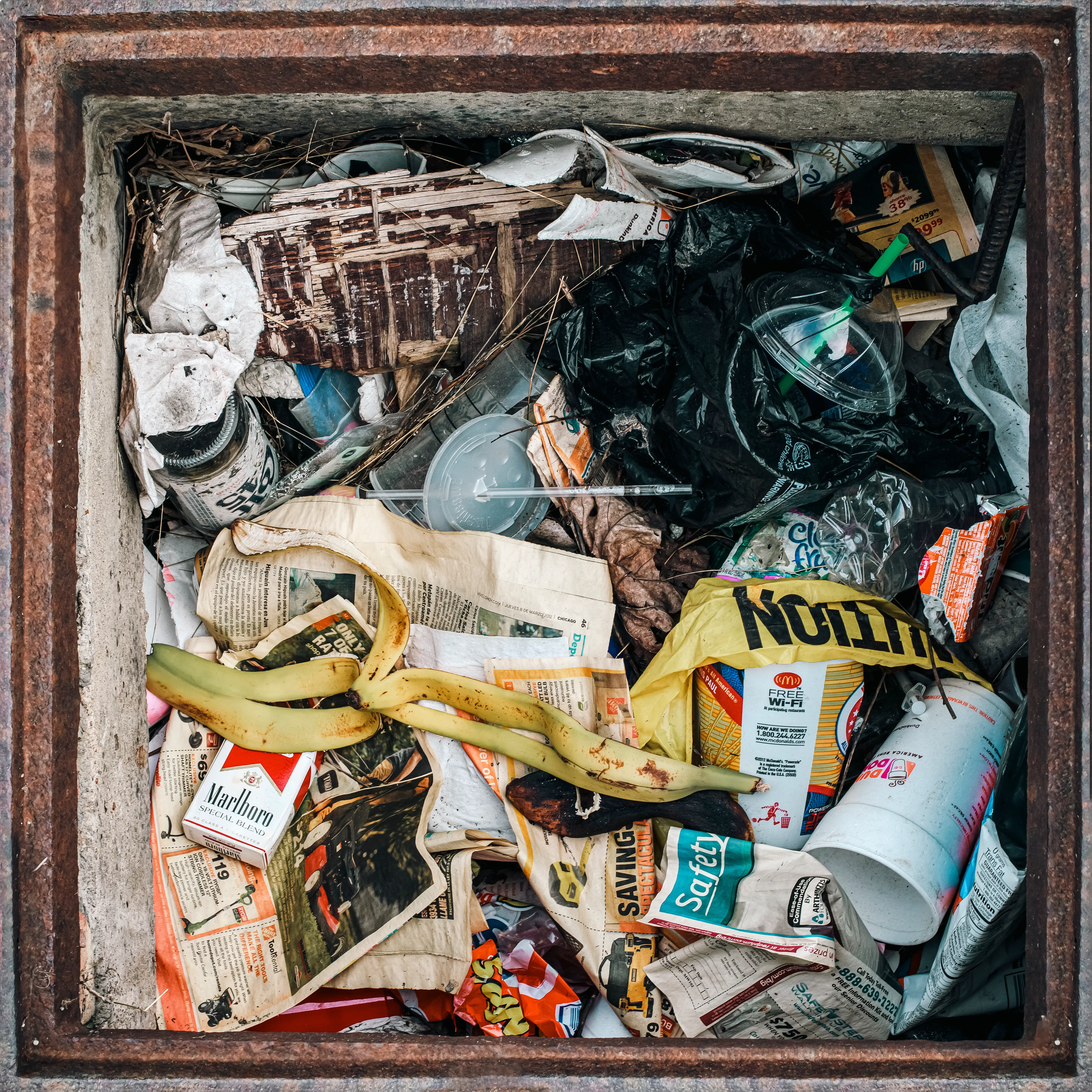 “Cachivaches” is a colloquial Spanish term for a mix of miscellaneous objects often considered worthless or junk. This series explores the aesthetic and structural dynamics of discarded objects, focusing on the paradox between chaos and order. The square format imposes a geometric constraint, juxtaposing organic disorder with rigid frames, encouraging a reevaluation of inherent organization. By highlighting spontaneous patterns in the disordered, "Cachivaches" reveals the latent beauty in the mundane.