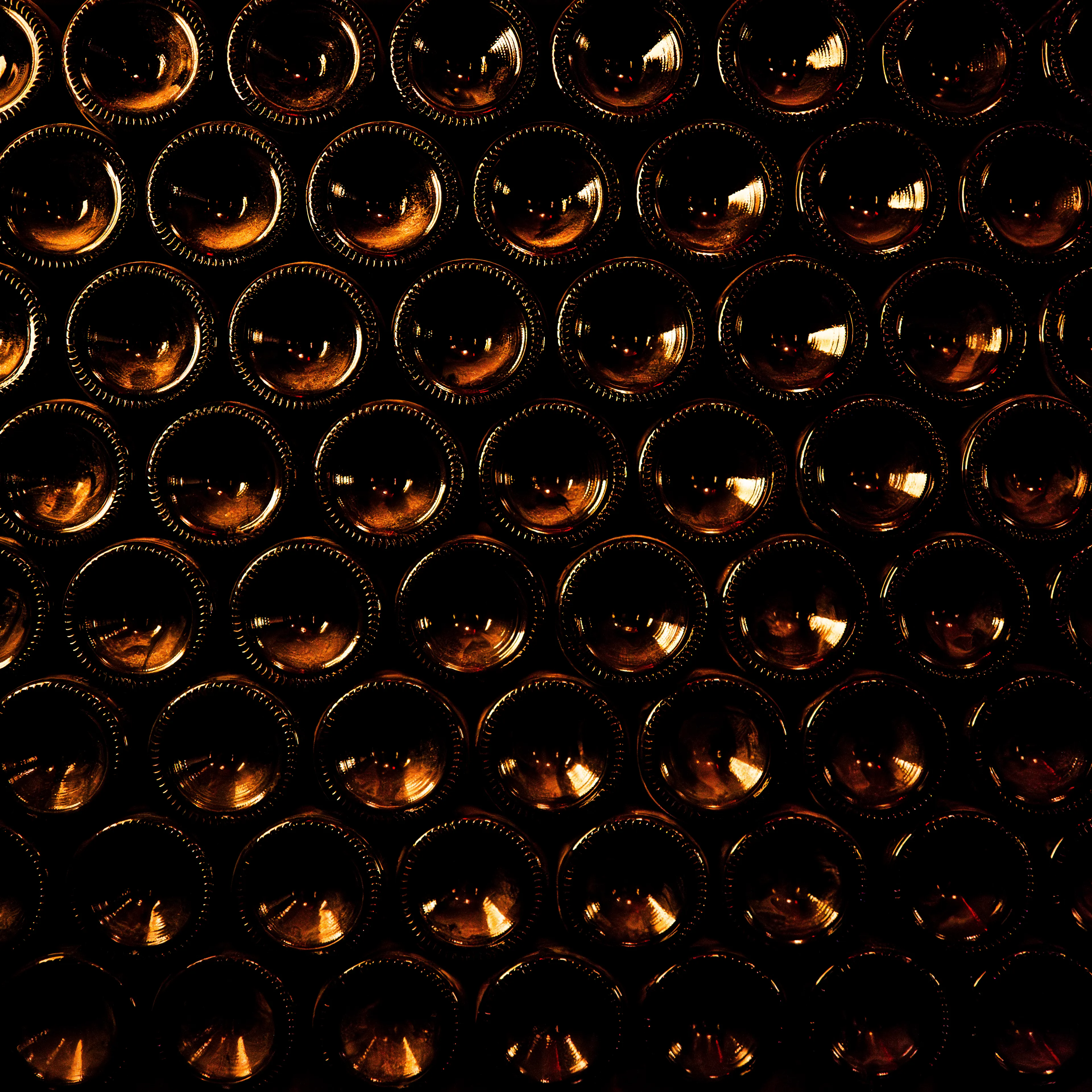 “Cachivaches” is a colloquial Spanish term for a mix of miscellaneous objects often considered worthless or junk. This series explores the aesthetic and structural dynamics of discarded objects, focusing on the paradox between chaos and order. The square format imposes a geometric constraint, juxtaposing organic disorder with rigid frames, encouraging a reevaluation of inherent organization. By highlighting spontaneous patterns in the disordered, "Cachivaches" reveals the latent beauty in the mundane.