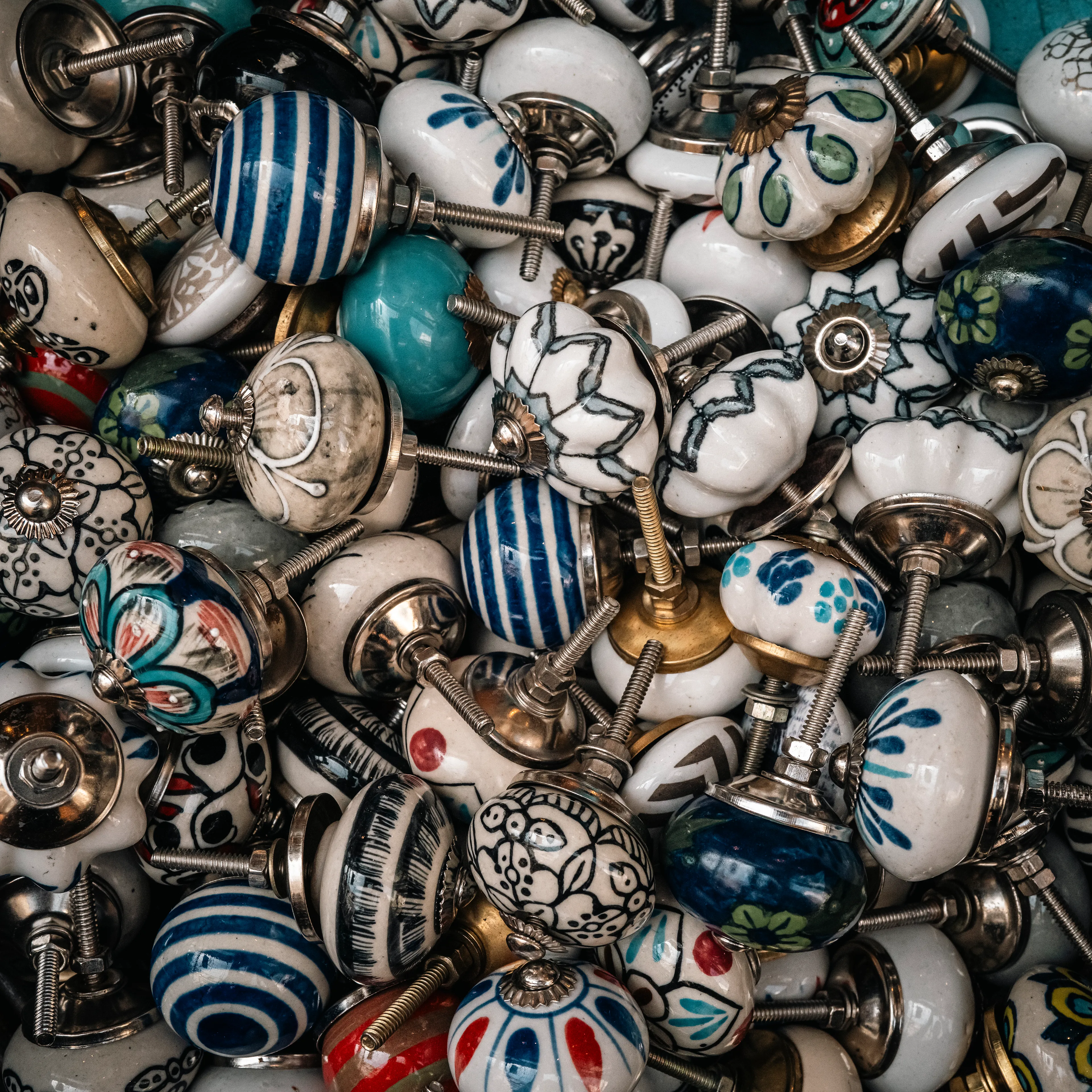 “Cachivaches” is a colloquial Spanish term for a mix of miscellaneous objects often considered worthless or junk. This series explores the aesthetic and structural dynamics of discarded objects, focusing on the paradox between chaos and order. The square format imposes a geometric constraint, juxtaposing organic disorder with rigid frames, encouraging a reevaluation of inherent organization. By highlighting spontaneous patterns in the disordered, "Cachivaches" reveals the latent beauty in the mundane.