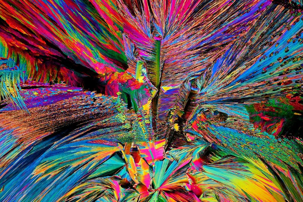 Acquisition mode: LM polychromator

Magnification: n.d.

Among the most important pioneering works and inventions of Prof. Manfred P. Kage was the "Polychromator," a kind of optical synthesizer for microphotography, invented in 1957, which is still unique worldwide. Manfred P. Kages created crystal-optical pictorial works of the series "Microverse of Crystals" with the help of his polychromator.
Kage had always made it his artistic and challenging task to uncover the aesthetics of the tiniest micro-worlds visually and to bring them tangibly to the viewers of his works, to make the invisible and the hidden visible and to let the microcosm merge with the meso- and macrocosm. Kage illuminates the unknown and hidden, the exotic ornaments of life and metamorphoses of our world, the inevitable connection of our human existence with nature and the cosmos- embedded in the "all-encompassing rhythm of chaos and order."


[View High-Res Artwork on Arweave](https://arweave.net/tQu3eeO4TpUga1wujSQnaorJItwDQASZ23lAoW5cpPM/original.png)