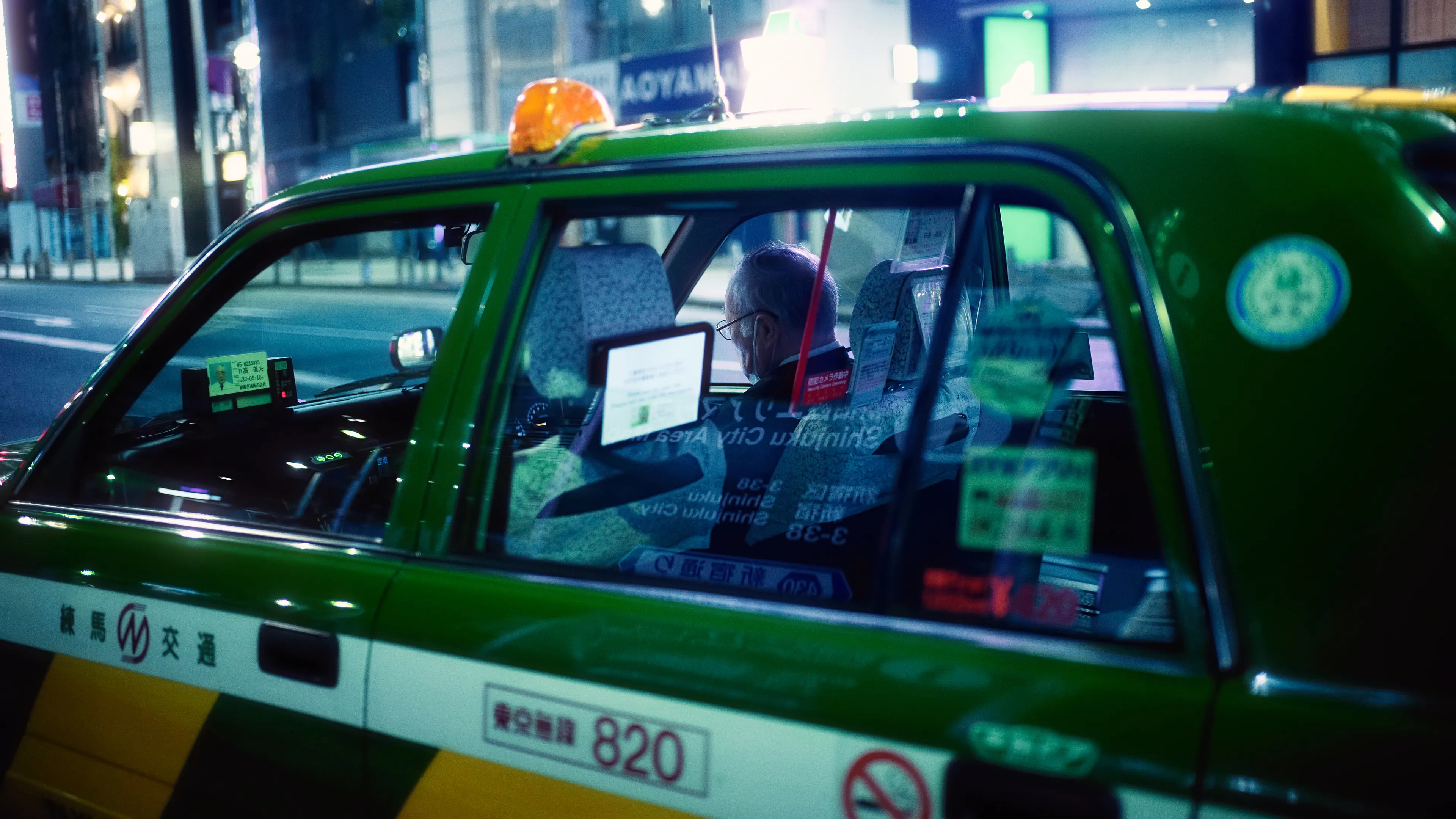 It's when we are most in need when they appear, always ready, always on duty.

📸 Leica SL & ZEISS 1.4/35
📍Shinjuku, Tokyo 2021
Shot during the COVID-19 pandemic lockdown.