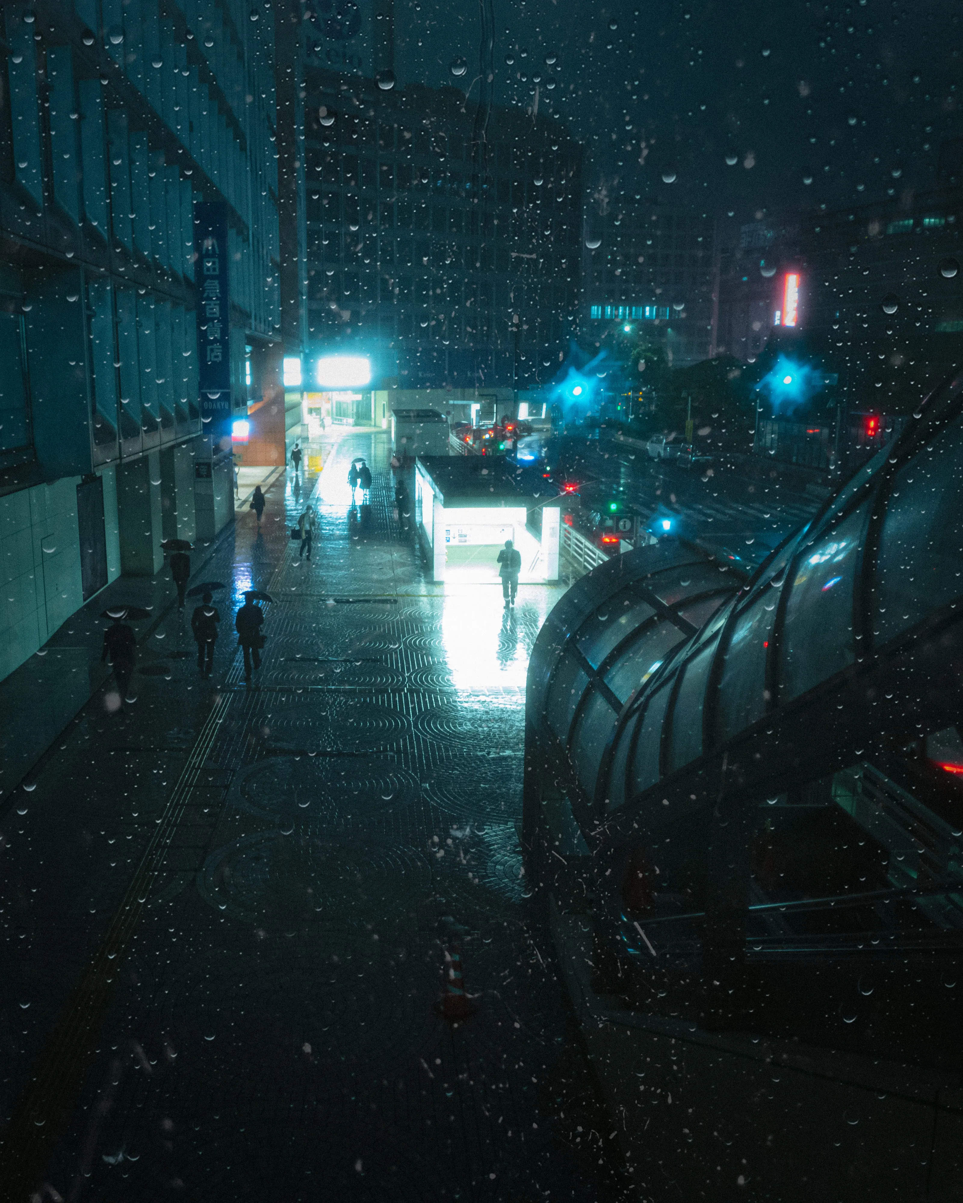 It's only when it rains during night when the streets turn into mirrors that create paths to other worlds.

📸 Leica SL & ZEISS 1.4/35
📍Shinjuku, Tokyo 2021
Shot during the COVID-19 pandemic lockdown.