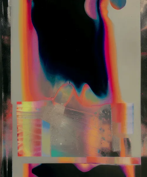 The Horizon Collection features 200 artworks, meticulously curated by HODLERS. It includes 20 unique 1/1 pieces by Katie Morris, Olga Fradina, Stephan Vasement, Javier Tomeo, Ganchitecture, Ira Greenberg, and Tristan Rettich. Additionally, limited 1/20 editions by qubibi and agoria.