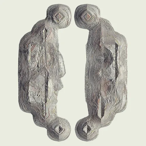 The Horizon Collection features 200 artworks, meticulously curated by HODLERS. It includes 20 unique 1/1 pieces by Katie Morris, Olga Fradina, Stephan Vasement, Javier Tomeo, Ganchitecture, Ira Greenberg, and Tristan Rettich. Additionally, limited 1/20 editions by qubibi and agoria.
