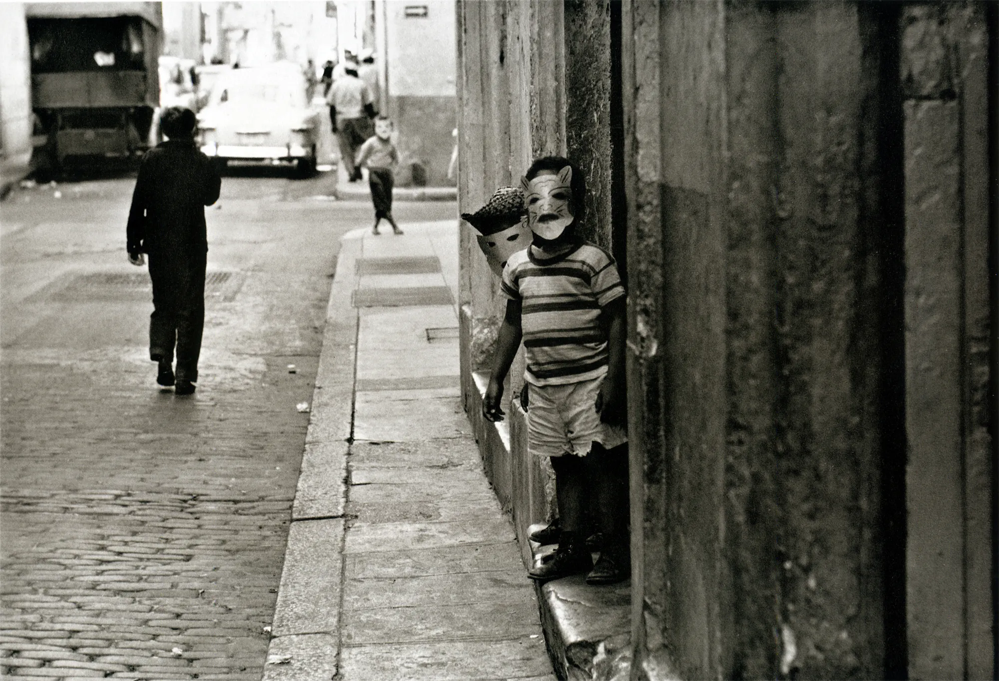 Assembly Curated and Bruce Silverstein Gallery present Frank Paulin’s “Masterworks,” a collection of some of the most iconic early work from the artist’s archive. “Masterworks” features photographs predominantly captured in the 1950s on the streets of New York City. Many of these early images by Paulin were featured in a 1957 solo exhibition at Helen Gee’s pioneering gallery and café, Limelight. Paulin’s work earned him great praise despite photography’s then uninitiated position in the fine art world. Prominent publications including The New York Times and The Village Voice praised Paulin’s ‘humor and compassion’ as well as his uncanny ability to perceive irony and record what they referred to as ‘poetic accidents.’ Paulin was a freelance fashion illustrator by day, but took to the streets in his free time to document subjects from all walks of life set against the stunning visual framework of advertisements, neon signs, and reflective store windows. This collection of well-known work recalls a distinct moment in American history, a moment captured with a passionate vision that keeps us looking.

Rediscovered in his eighth decade, Frank Paulin (b. 1926) is renowned for uniquely documenting fleeting human moments of humor and poetry, often against the backdrop of gritty urban scenes. His iconic work is in numerous collections including the MoMA, the Whitney Museum of American Art, and Yale University Art Gallery.