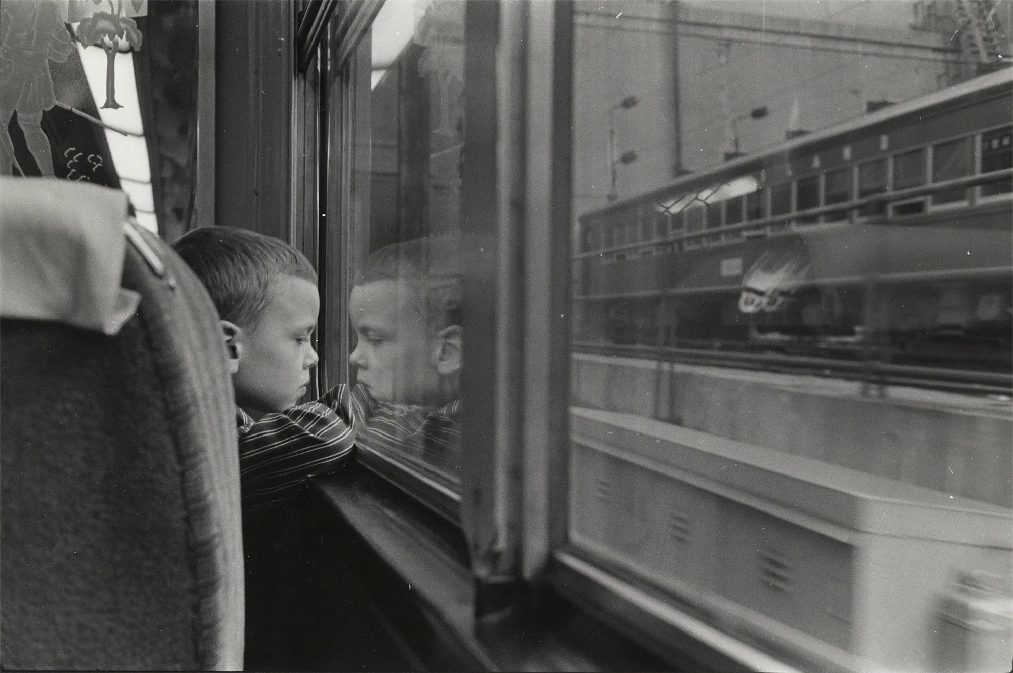 Assembly Curated and Bruce Silverstein Gallery present Frank Paulin’s “Masterworks,” a collection of some of the most iconic early work from the artist’s archive. “Masterworks” features photographs predominantly captured in the 1950s on the streets of New York City. Many of these early images by Paulin were featured in a 1957 solo exhibition at Helen Gee’s pioneering gallery and café, Limelight. Paulin’s work earned him great praise despite photography’s then uninitiated position in the fine art world. Prominent publications including The New York Times and The Village Voice praised Paulin’s ‘humor and compassion’ as well as his uncanny ability to perceive irony and record what they referred to as ‘poetic accidents.’ Paulin was a freelance fashion illustrator by day, but took to the streets in his free time to document subjects from all walks of life set against the stunning visual framework of advertisements, neon signs, and reflective store windows. This collection of well-known work recalls a distinct moment in American history, a moment captured with a passionate vision that keeps us looking.

Rediscovered in his eighth decade, Frank Paulin (b. 1926) is renowned for uniquely documenting fleeting human moments of humor and poetry, often against the backdrop of gritty urban scenes. His iconic work is in numerous collections including the MoMA, the Whitney Museum of American Art, and Yale University Art Gallery.