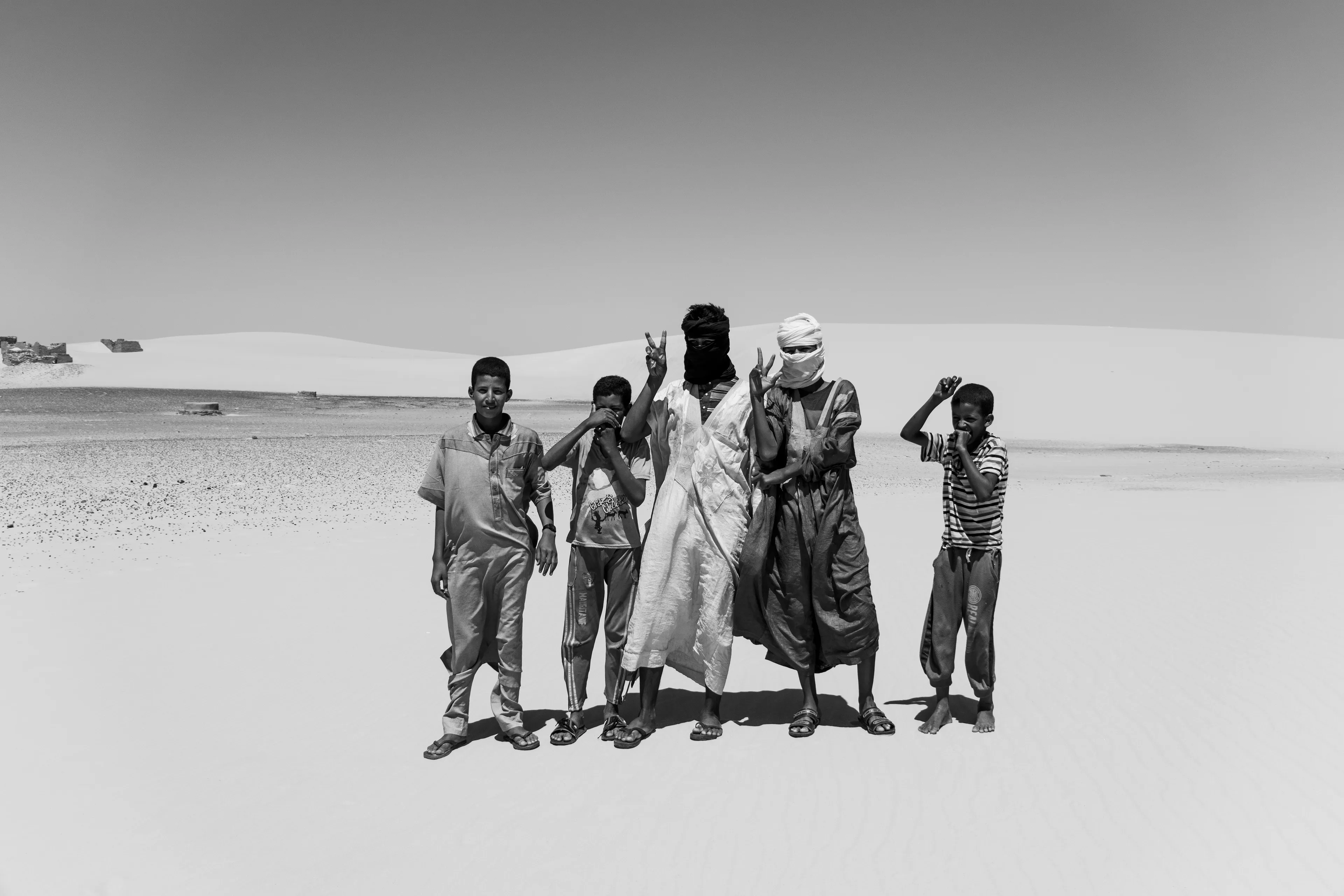 Everywhere in the village, the youngsters, more curious than ever, began chasing us, almost like they had gone wild. They followed us wherever we went, seeking some kind of exchange, interaction, or simply a chat. The older ones, less shy, introduced themselves and we talked. They stood out beautifully against the backdrop of the dunes surrounding the village. They were happy to have some photos taken of them, and when we showed the pictures, they appreciated them and smiled.