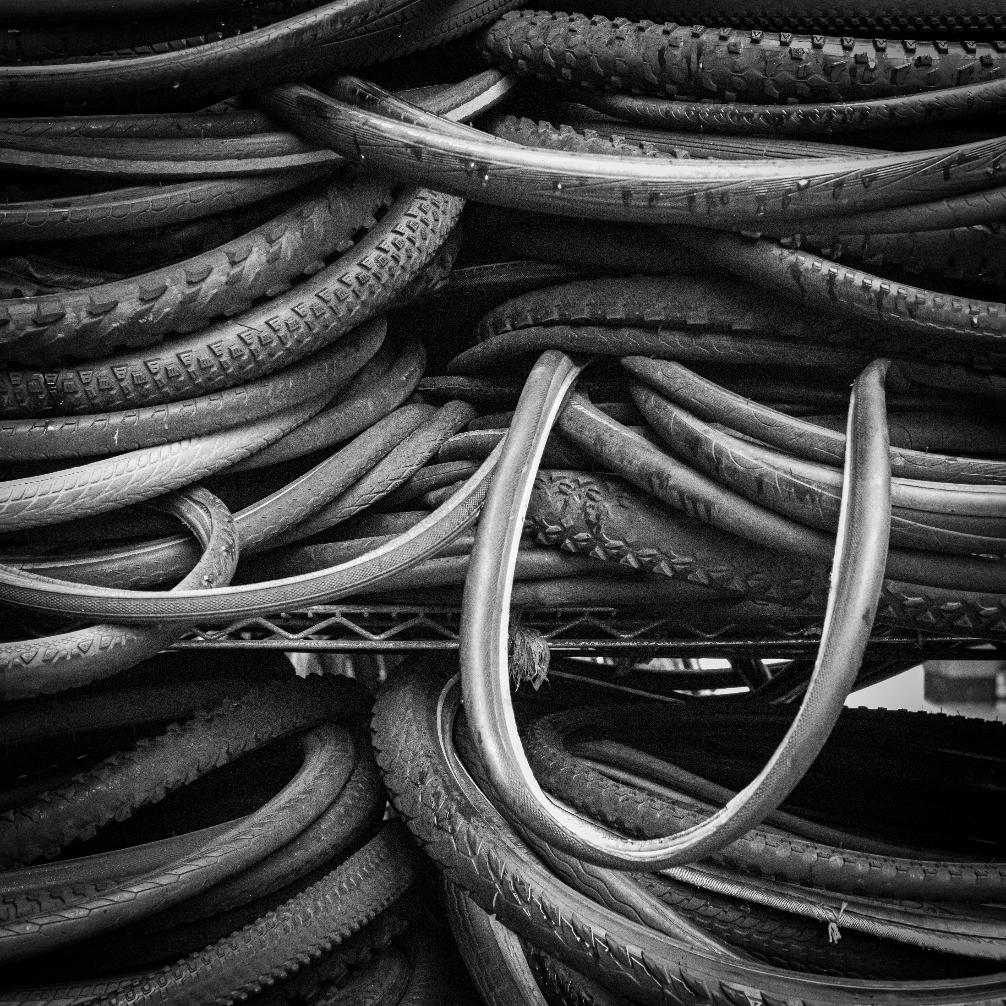 “Cachivaches” is a colloquial Spanish term for a mix of miscellaneous objects often considered worthless or junk. This series explores the aesthetic and structural dynamics of discarded objects, focusing on the paradox between chaos and order. The square format imposes a geometric constraint, juxtaposing organic disorder with rigid frames, encouraging a reevaluation of inherent organization. By highlighting spontaneous patterns in the disordered, "Cachivaches" reveals the latent beauty in the mundane.