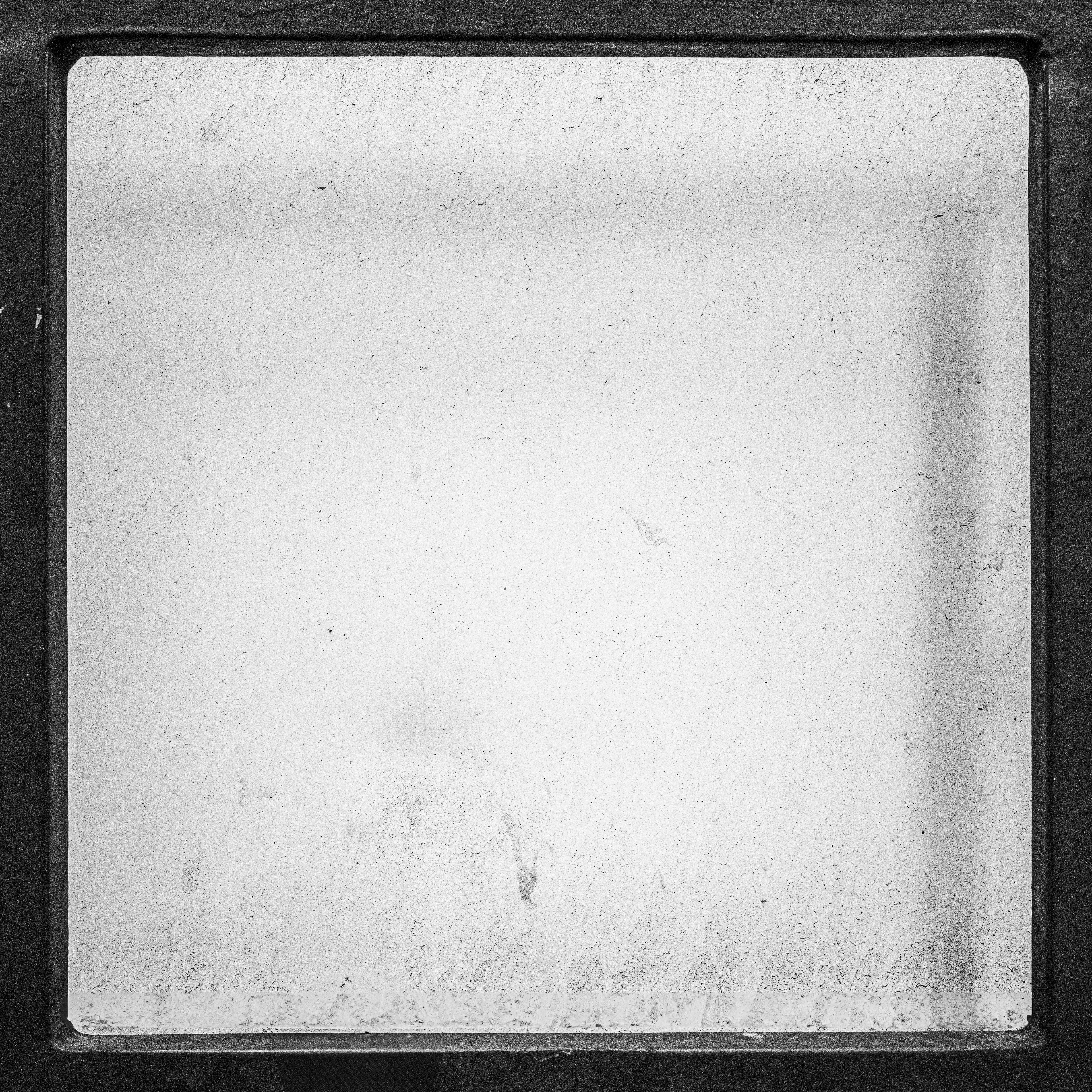 “Cachivaches” is a colloquial Spanish term for a mix of miscellaneous objects often considered worthless or junk. This series explores the aesthetic and structural dynamics of discarded objects, focusing on the paradox between chaos and order. The square format imposes a geometric constraint, juxtaposing organic disorder with rigid frames, encouraging a reevaluation of inherent organization. By highlighting spontaneous patterns in the disordered, "Cachivaches" reveals the latent beauty in the mundane.