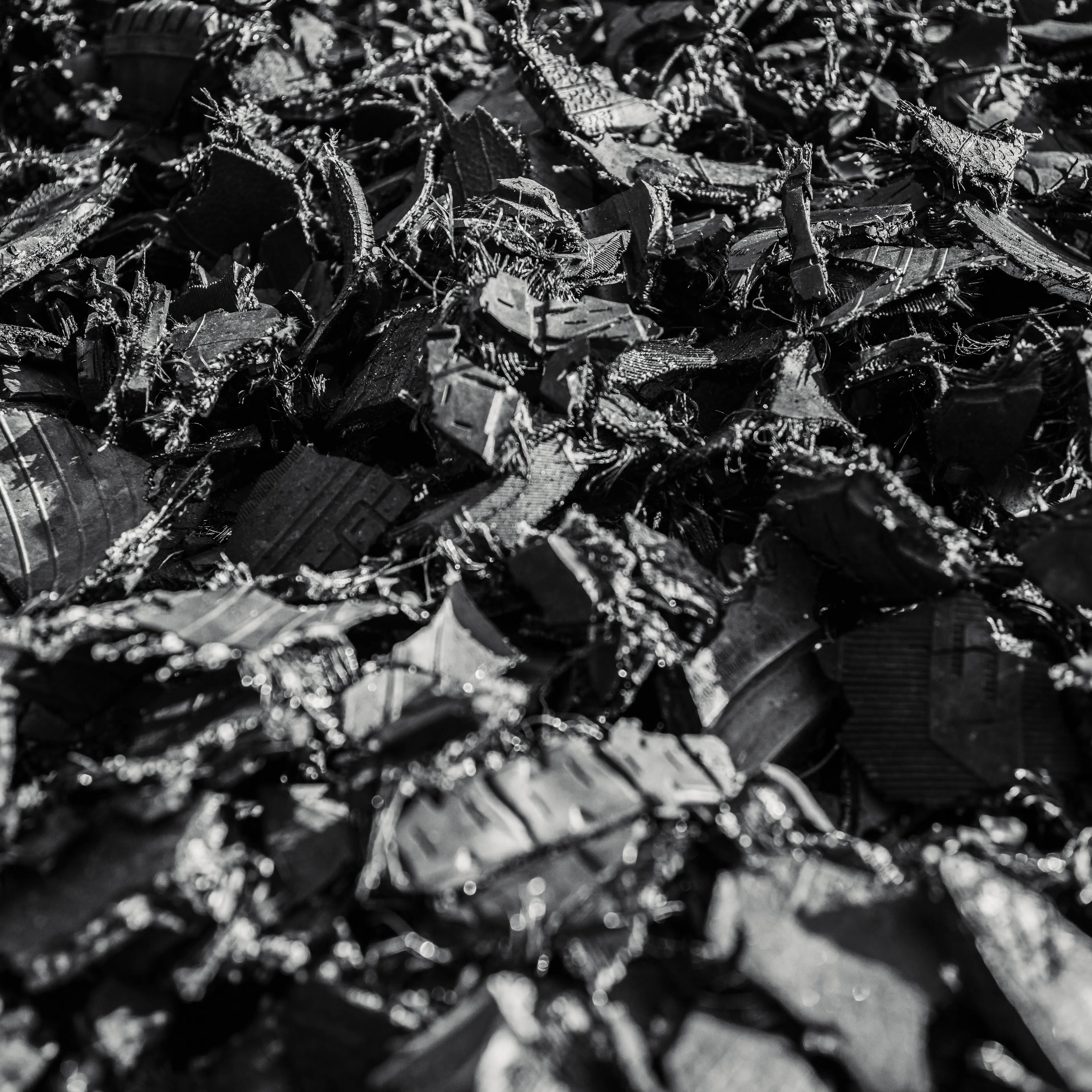 “Cachivaches” is a colloquial Spanish term for a mix of miscellaneous objects often considered worthless or junk. This series explores the aesthetic and structural dynamics of discarded objects, focusing on the paradox between chaos and order. The square format imposes a geometric constraint, juxtaposing organic disorder with rigid frames, encouraging a reevaluation of inherent organization. By highlighting spontaneous patterns in the disordered, "Cachivaches" reveals the latent beauty in the mundane.